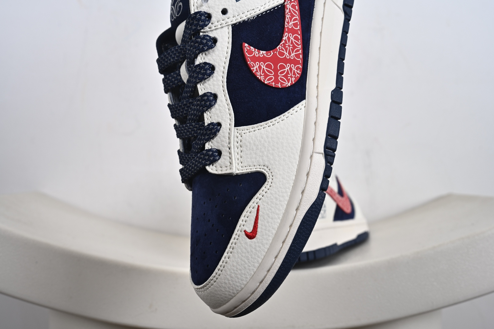 高端定制Nike SB Dunk Low “罗意威联名——灰白红蓝 高端定制 低帮休闲板鞋 HS2506-226-莆田鞋,莆田鞋货源,高仿鞋,高仿鞋货源,安福档口,莆田高仿鞋,莆田鞋批发,高仿鞋批发,莆田高仿运动鞋,高仿运动鞋,莆田运动鞋 高端定制Nike SB Dunk Low “罗意威联名——灰白红蓝 高端定制 低帮休闲板鞋 HS2506-226