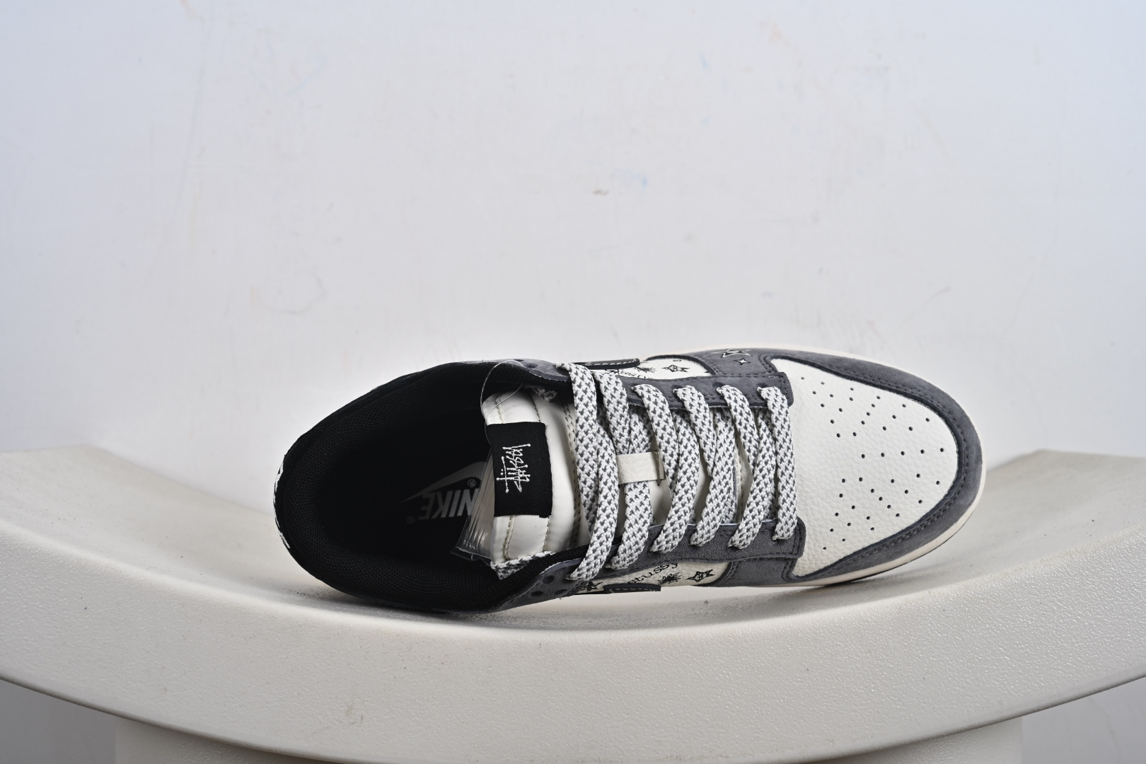 高端定制Nike SB Dunk Low “n斯图西联名——白灰色 高端定制 低帮休闲板鞋 HS2506-229-莆田鞋,莆田鞋货源,高仿鞋,高仿鞋货源,安福档口,莆田高仿鞋,莆田鞋批发,高仿鞋批发,莆田高仿运动鞋,高仿运动鞋,莆田运动鞋 高端定制Nike SB Dunk Low “n斯图西联名——白灰色 高端定制 低帮休闲板鞋 HS2506-229