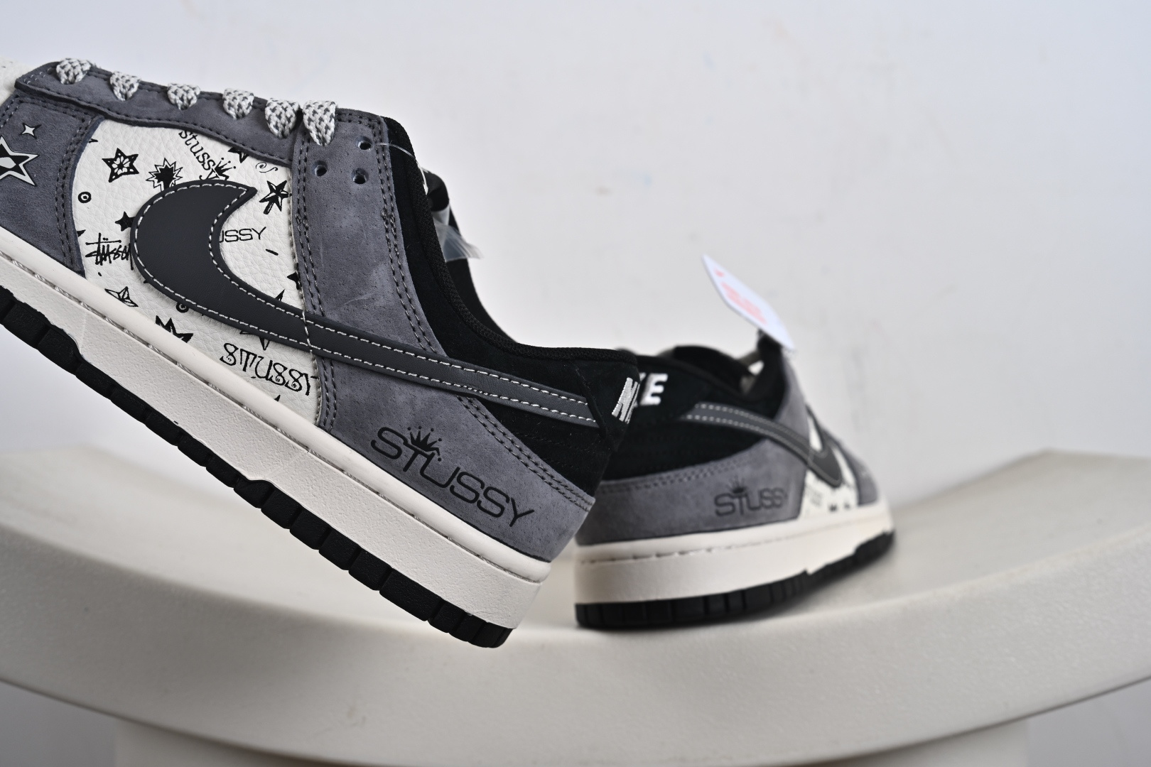 高端定制Nike SB Dunk Low “n斯图西联名——白灰色 高端定制 低帮休闲板鞋 HS2506-229-莆田鞋,莆田鞋货源,高仿鞋,高仿鞋货源,安福档口,莆田高仿鞋,莆田鞋批发,高仿鞋批发,莆田高仿运动鞋,高仿运动鞋,莆田运动鞋 高端定制Nike SB Dunk Low “n斯图西联名——白灰色 高端定制 低帮休闲板鞋 HS2506-229