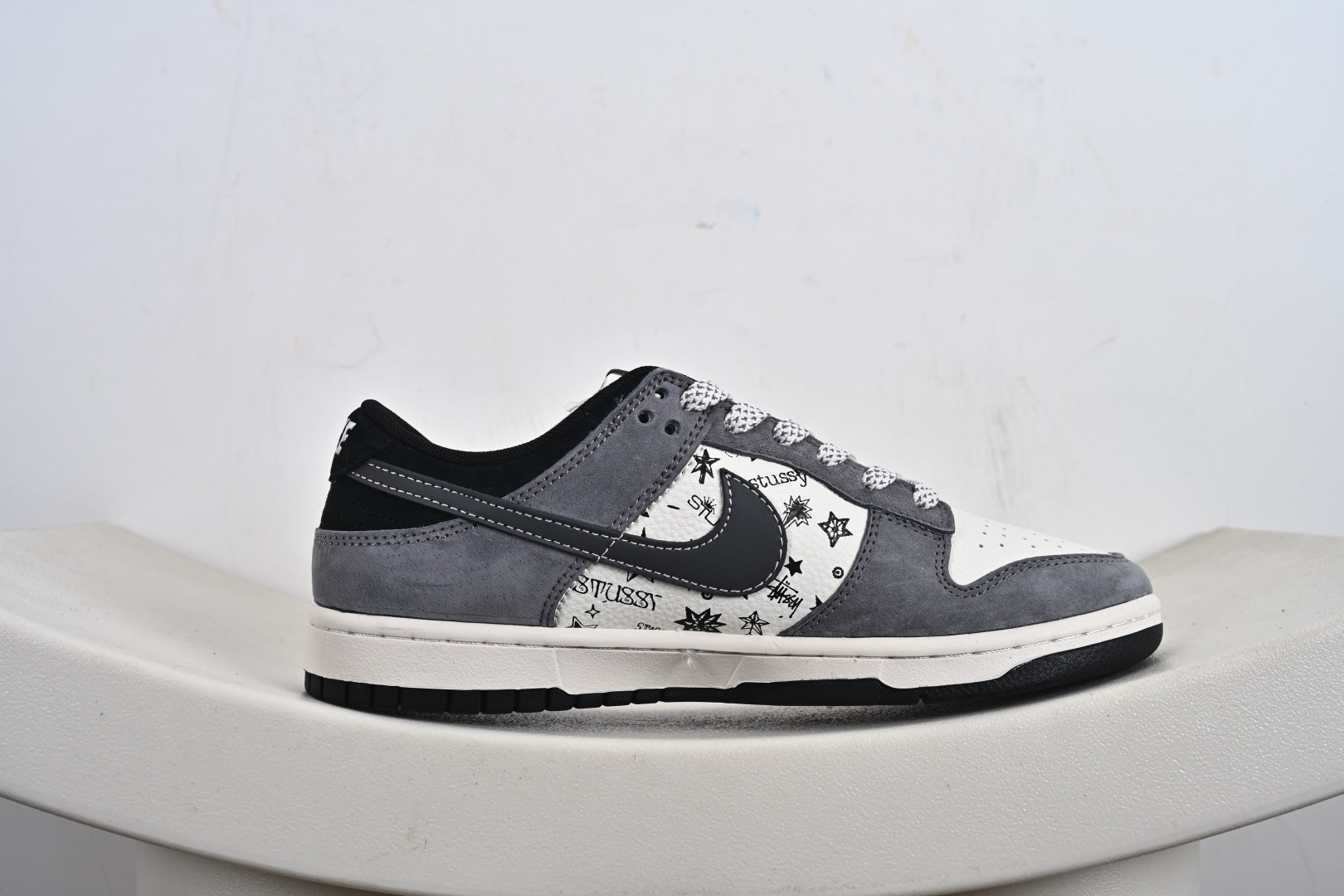 高端定制Nike SB Dunk Low “n斯图西联名——白灰色 高端定制 低帮休闲板鞋 HS2506-229-莆田鞋,莆田鞋货源,高仿鞋,高仿鞋货源,安福档口,莆田高仿鞋,莆田鞋批发,高仿鞋批发,莆田高仿运动鞋,高仿运动鞋,莆田运动鞋 高端定制Nike SB Dunk Low “n斯图西联名——白灰色 高端定制 低帮休闲板鞋 HS2506-229