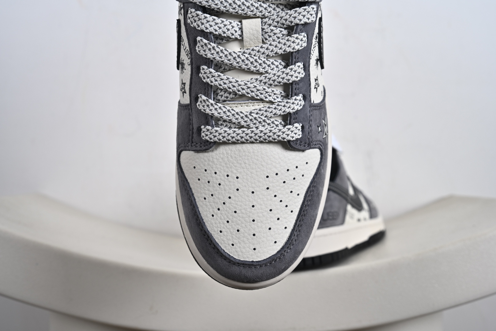 高端定制Nike SB Dunk Low “n斯图西联名——白灰色 高端定制 低帮休闲板鞋 HS2506-229-莆田鞋,莆田鞋货源,高仿鞋,高仿鞋货源,安福档口,莆田高仿鞋,莆田鞋批发,高仿鞋批发,莆田高仿运动鞋,高仿运动鞋,莆田运动鞋 高端定制Nike SB Dunk Low “n斯图西联名——白灰色 高端定制 低帮休闲板鞋 HS2506-229