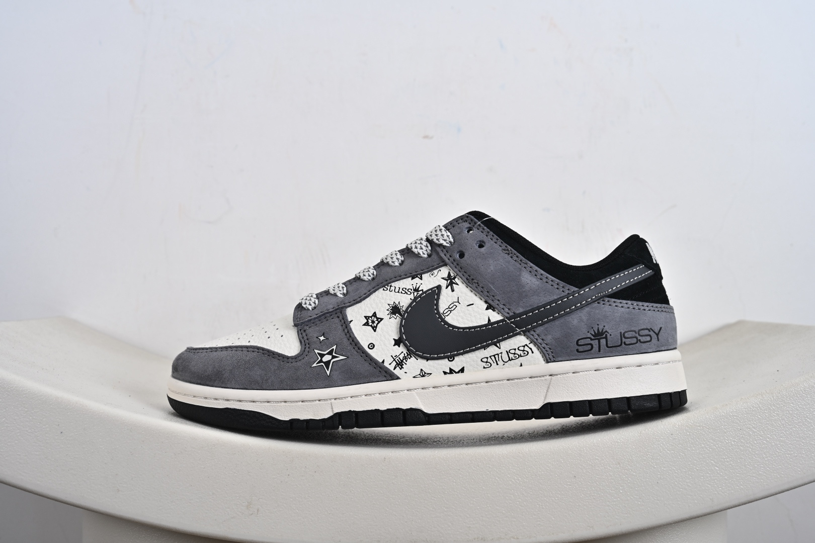 高端定制Nike SB Dunk Low “n斯图西联名——白灰色 高端定制 低帮休闲板鞋 HS2506-229-莆田鞋,莆田鞋货源,高仿鞋,高仿鞋货源,安福档口,莆田高仿鞋,莆田鞋批发,高仿鞋批发,莆田高仿运动鞋,高仿运动鞋,莆田运动鞋 高端定制Nike SB Dunk Low “n斯图西联名——白灰色 高端定制 低帮休闲板鞋 HS2506-229