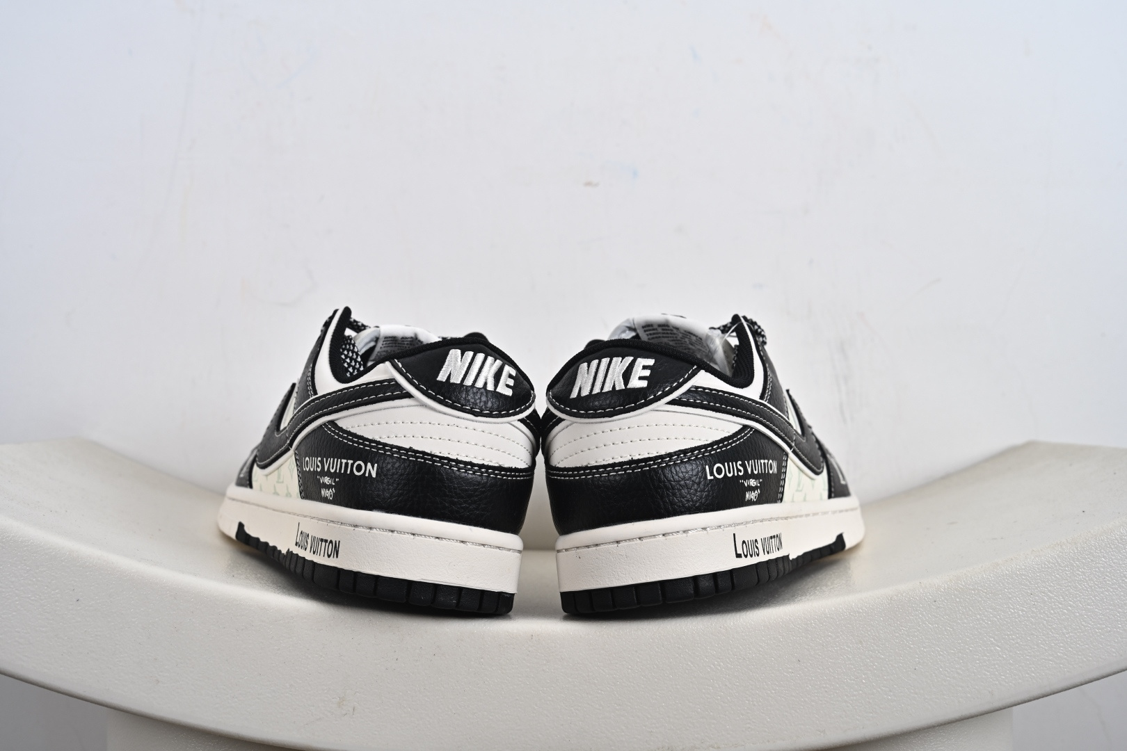 Nike SB Dunk Low“ LV联名——米黑印花” 周年高端定制 低帮休闲板鞋 HT5088-608-莆田鞋,莆田鞋货源,高仿鞋,高仿鞋货源,安福档口,莆田高仿鞋,莆田鞋批发,高仿鞋批发,莆田高仿运动鞋,高仿运动鞋,莆田运动鞋 Nike SB Dunk Low“ LV联名——米黑印花” 周年高端定制 低帮休闲板鞋 HT5088-608