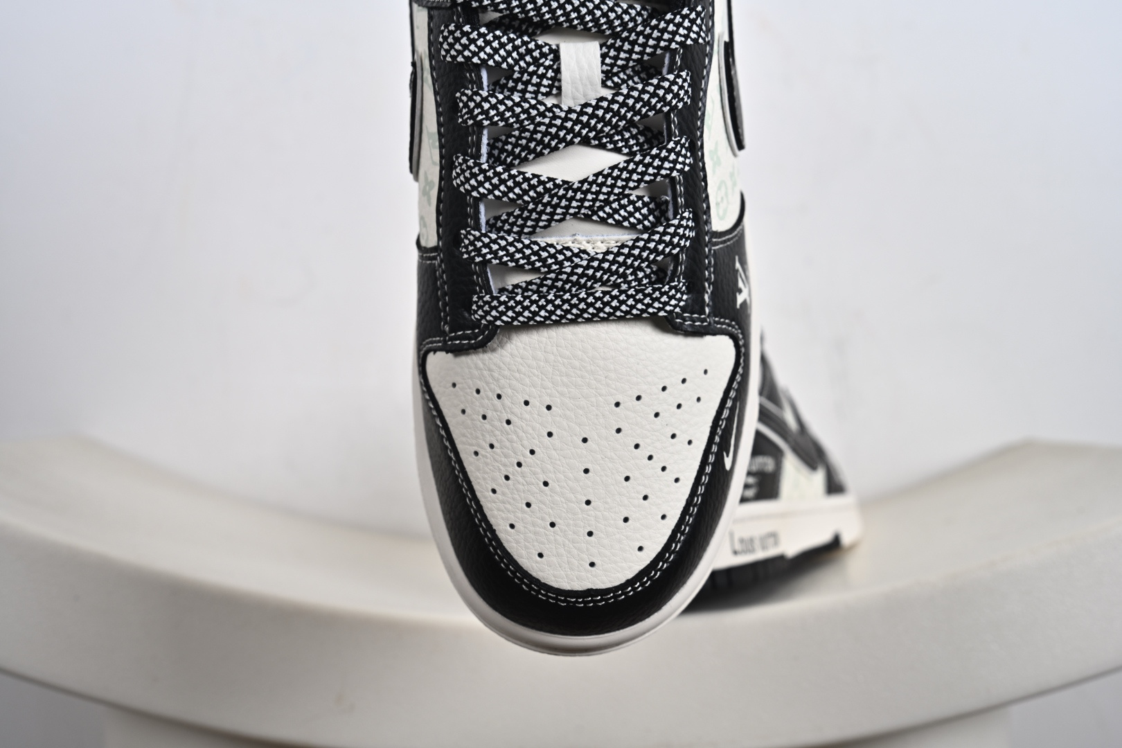 Nike SB Dunk Low“ LV联名——米黑印花” 周年高端定制 低帮休闲板鞋 HT5088-608-莆田鞋,莆田鞋货源,高仿鞋,高仿鞋货源,安福档口,莆田高仿鞋,莆田鞋批发,高仿鞋批发,莆田高仿运动鞋,高仿运动鞋,莆田运动鞋 Nike SB Dunk Low“ LV联名——米黑印花” 周年高端定制 低帮休闲板鞋 HT5088-608