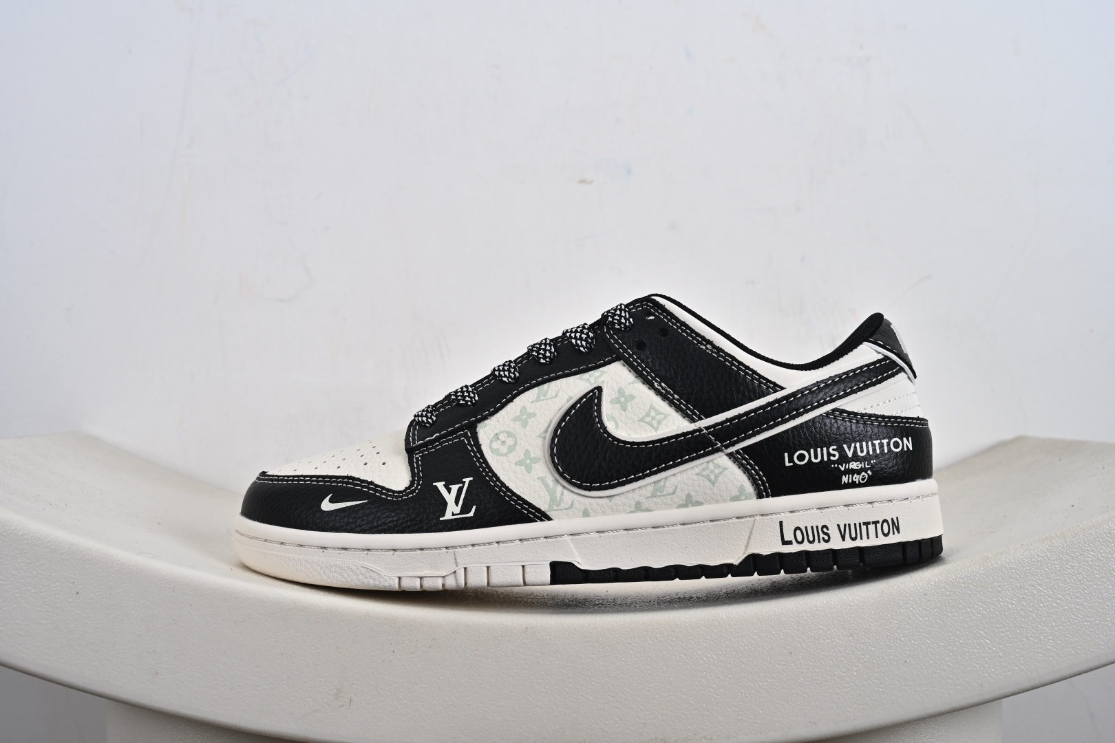 Nike SB Dunk Low“ LV联名——米黑印花” 周年高端定制 低帮休闲板鞋 HT5088-608-莆田鞋,莆田鞋货源,高仿鞋,高仿鞋货源,安福档口,莆田高仿鞋,莆田鞋批发,高仿鞋批发,莆田高仿运动鞋,高仿运动鞋,莆田运动鞋 Nike SB Dunk Low“ LV联名——米黑印花” 周年高端定制 低帮休闲板鞋 HT5088-608