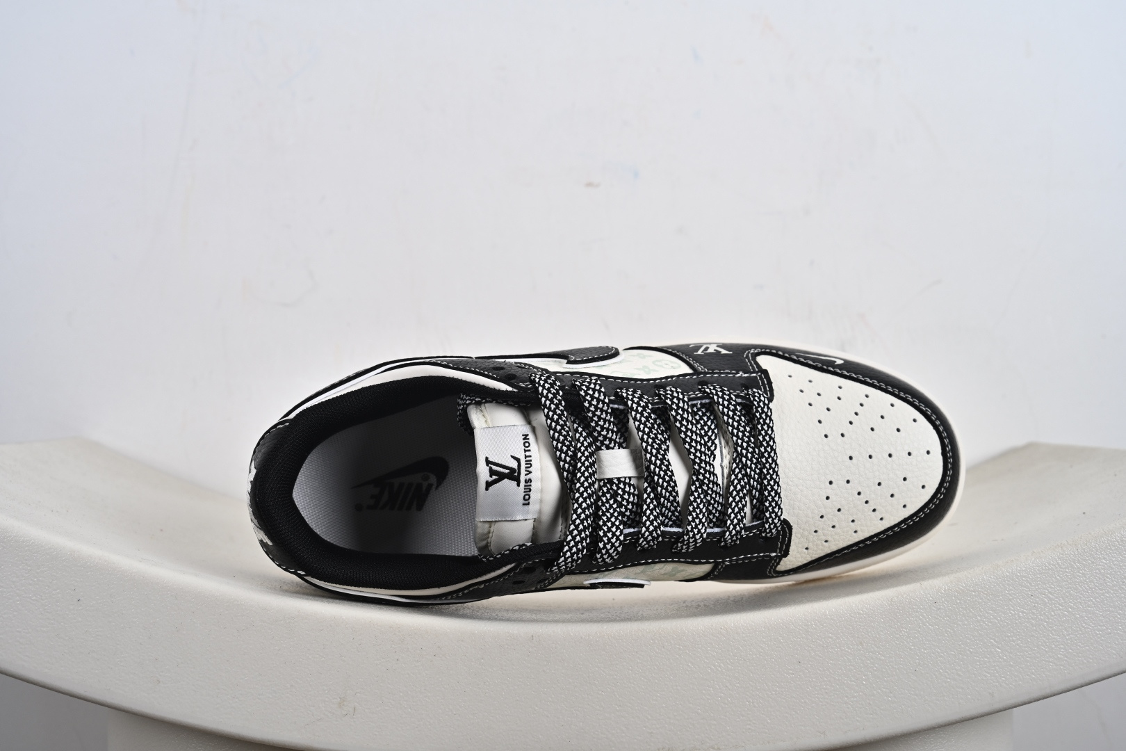 Nike SB Dunk Low“ LV联名——米黑印花” 周年高端定制 低帮休闲板鞋 HT5088-608-莆田鞋,莆田鞋货源,高仿鞋,高仿鞋货源,安福档口,莆田高仿鞋,莆田鞋批发,高仿鞋批发,莆田高仿运动鞋,高仿运动鞋,莆田运动鞋 Nike SB Dunk Low“ LV联名——米黑印花” 周年高端定制 低帮休闲板鞋 HT5088-608