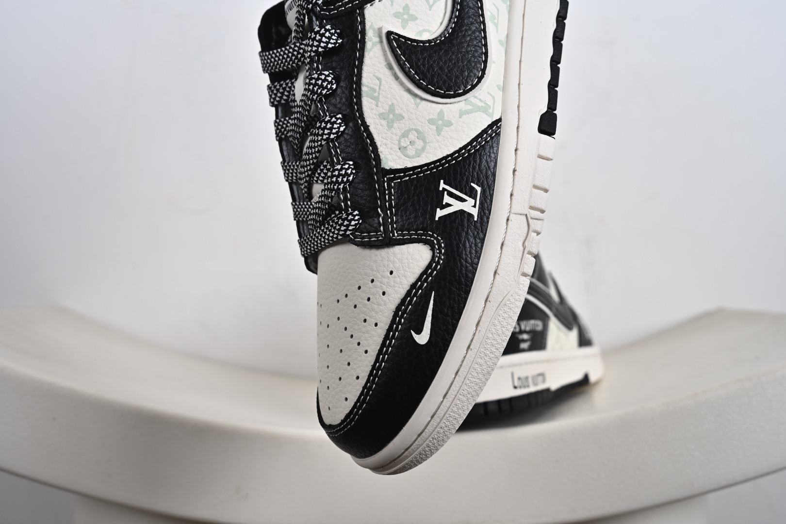 Nike SB Dunk Low“ LV联名——米黑印花” 周年高端定制 低帮休闲板鞋 HT5088-608-莆田鞋,莆田鞋货源,高仿鞋,高仿鞋货源,安福档口,莆田高仿鞋,莆田鞋批发,高仿鞋批发,莆田高仿运动鞋,高仿运动鞋,莆田运动鞋 Nike SB Dunk Low“ LV联名——米黑印花” 周年高端定制 低帮休闲板鞋 HT5088-608