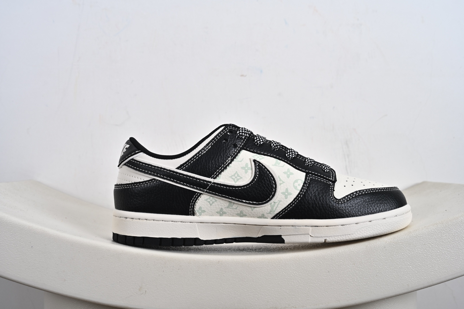 Nike SB Dunk Low“ LV联名——米黑印花” 周年高端定制 低帮休闲板鞋 HT5088-608-莆田鞋,莆田鞋货源,高仿鞋,高仿鞋货源,安福档口,莆田高仿鞋,莆田鞋批发,高仿鞋批发,莆田高仿运动鞋,高仿运动鞋,莆田运动鞋 Nike SB Dunk Low“ LV联名——米黑印花” 周年高端定制 低帮休闲板鞋 HT5088-608