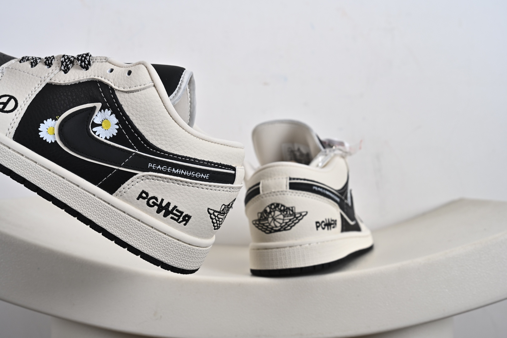 Nike Jordan Air Jordan 1 “权志龙联名——小雏菊米黑” 高端定制 乔丹低帮休闲板鞋 LJ2025-002-莆田鞋,莆田鞋货源,高仿鞋,高仿鞋货源,安福档口,莆田高仿鞋,莆田鞋批发,高仿鞋批发,莆田高仿运动鞋,高仿运动鞋,莆田运动鞋 Nike Jordan Air Jordan 1 “权志龙联名——小雏菊米黑” 高端定制 乔丹低帮休闲板鞋 LJ2025-002