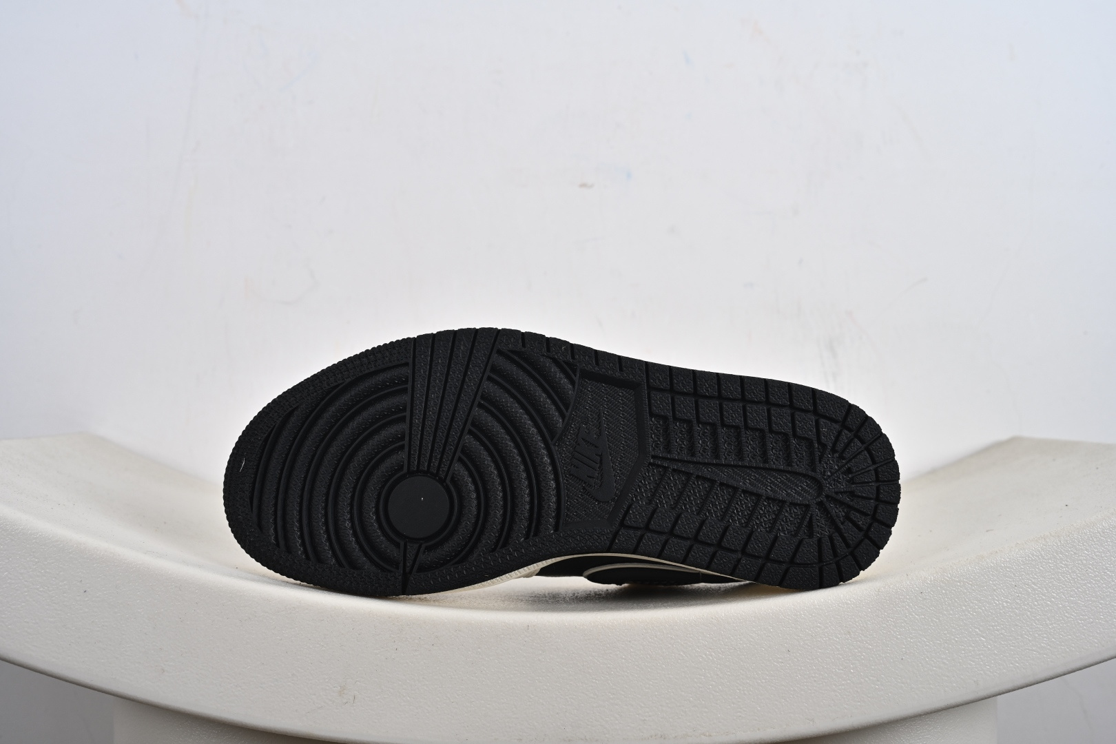 Nike Jordan Air Jordan 1 “权志龙联名——小雏菊米黑” 高端定制 乔丹低帮休闲板鞋 LJ2025-002-莆田鞋,莆田鞋货源,高仿鞋,高仿鞋货源,安福档口,莆田高仿鞋,莆田鞋批发,高仿鞋批发,莆田高仿运动鞋,高仿运动鞋,莆田运动鞋 Nike Jordan Air Jordan 1 “权志龙联名——小雏菊米黑” 高端定制 乔丹低帮休闲板鞋 LJ2025-002