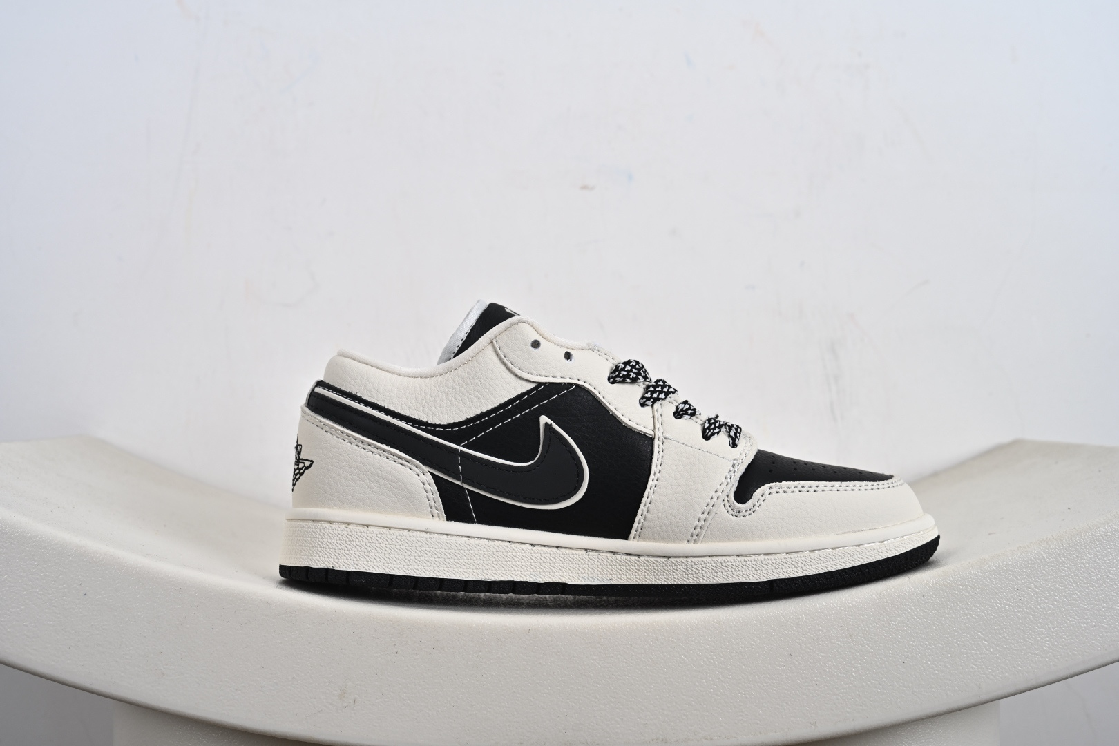 Nike Jordan Air Jordan 1 “权志龙联名——小雏菊米黑” 高端定制 乔丹低帮休闲板鞋 LJ2025-002-莆田鞋,莆田鞋货源,高仿鞋,高仿鞋货源,安福档口,莆田高仿鞋,莆田鞋批发,高仿鞋批发,莆田高仿运动鞋,高仿运动鞋,莆田运动鞋 Nike Jordan Air Jordan 1 “权志龙联名——小雏菊米黑” 高端定制 乔丹低帮休闲板鞋 LJ2025-002