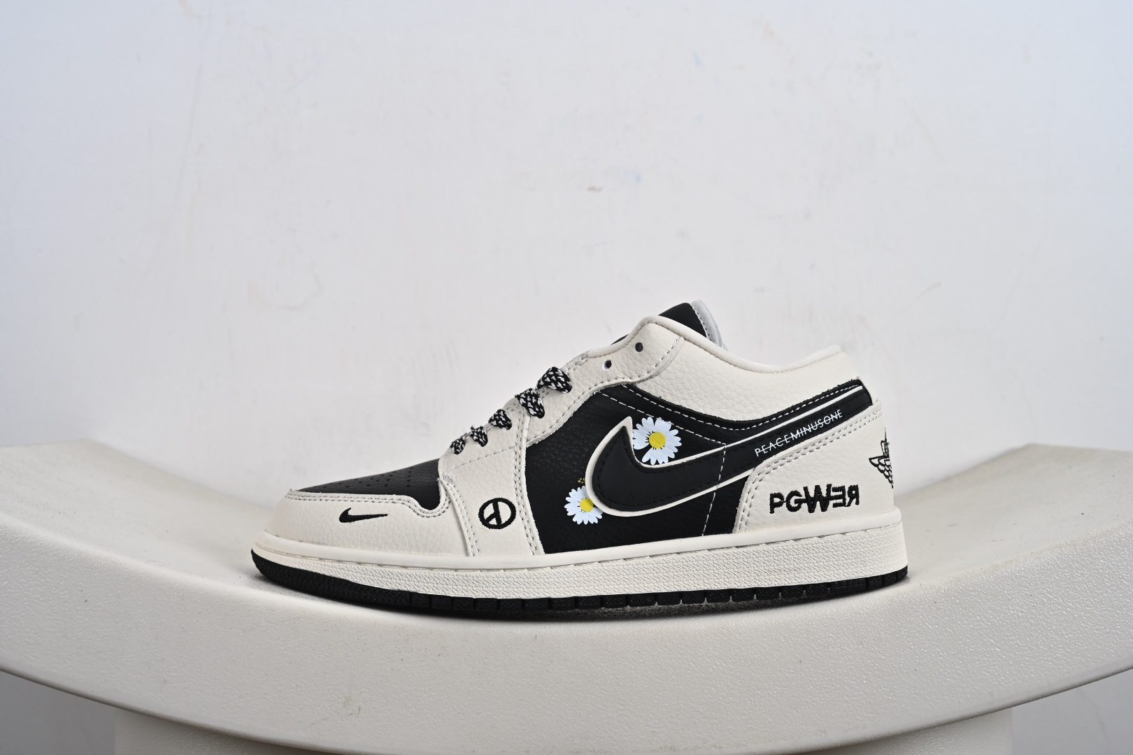 Nike Jordan Air Jordan 1 “权志龙联名——小雏菊米黑” 高端定制 乔丹低帮休闲板鞋 LJ2025-002-莆田鞋,莆田鞋货源,高仿鞋,高仿鞋货源,安福档口,莆田高仿鞋,莆田鞋批发,高仿鞋批发,莆田高仿运动鞋,高仿运动鞋,莆田运动鞋 Nike Jordan Air Jordan 1 “权志龙联名——小雏菊米黑” 高端定制 乔丹低帮休闲板鞋 LJ2025-002