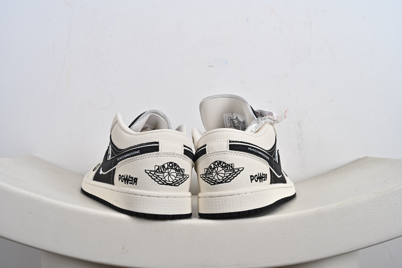 Nike Jordan Air Jordan 1 “权志龙联名——小雏菊米黑” 高端定制 乔丹低帮休闲板鞋 LJ2025-002-莆田鞋,莆田鞋货源,高仿鞋,高仿鞋货源,安福档口,莆田高仿鞋,莆田鞋批发,高仿鞋批发,莆田高仿运动鞋,高仿运动鞋,莆田运动鞋 Nike Jordan Air Jordan 1 “权志龙联名——小雏菊米黑” 高端定制 乔丹低帮休闲板鞋 LJ2025-002