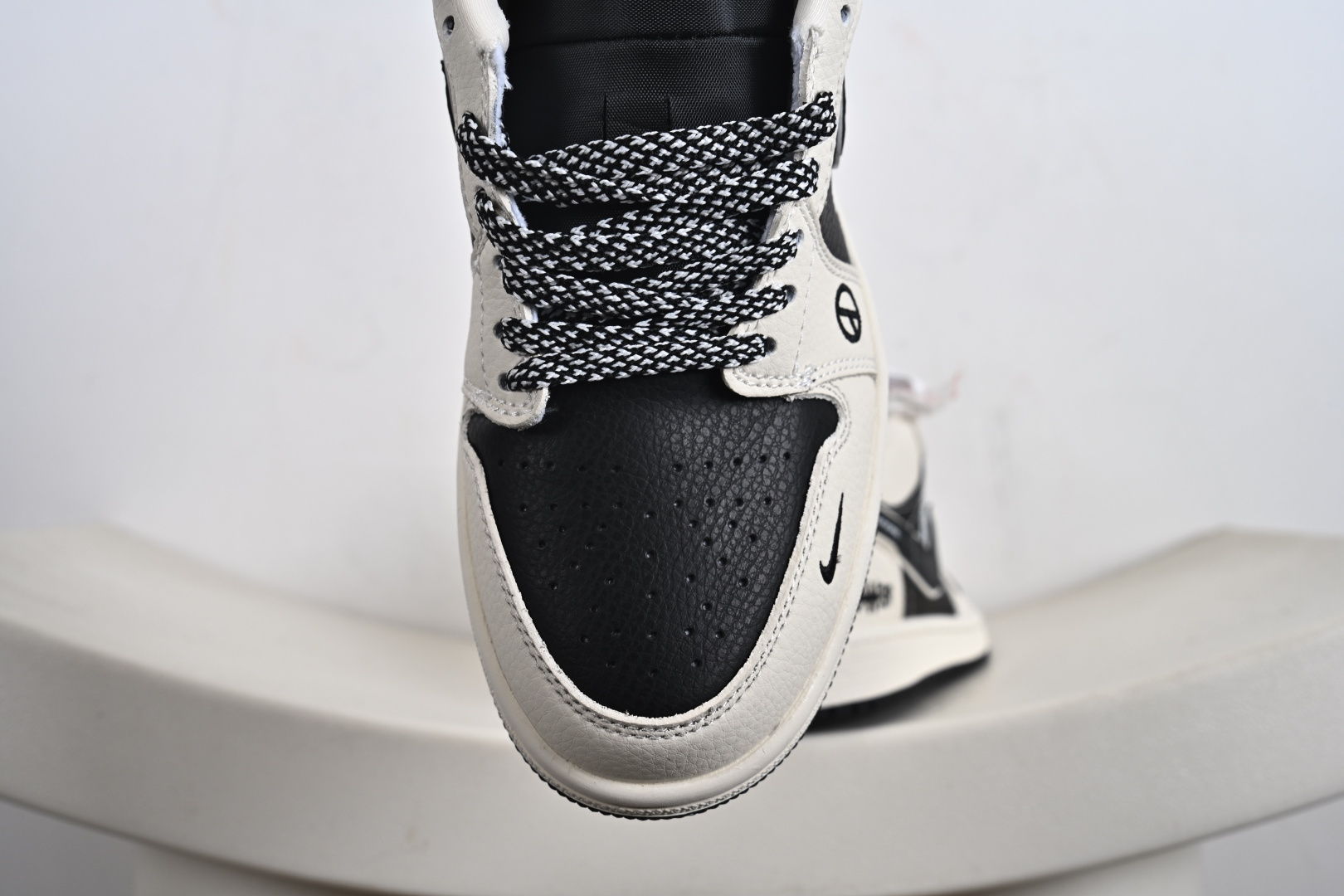 Nike Jordan Air Jordan 1 “权志龙联名——小雏菊米黑” 高端定制 乔丹低帮休闲板鞋 LJ2025-002-莆田鞋,莆田鞋货源,高仿鞋,高仿鞋货源,安福档口,莆田高仿鞋,莆田鞋批发,高仿鞋批发,莆田高仿运动鞋,高仿运动鞋,莆田运动鞋 Nike Jordan Air Jordan 1 “权志龙联名——小雏菊米黑” 高端定制 乔丹低帮休闲板鞋 LJ2025-002