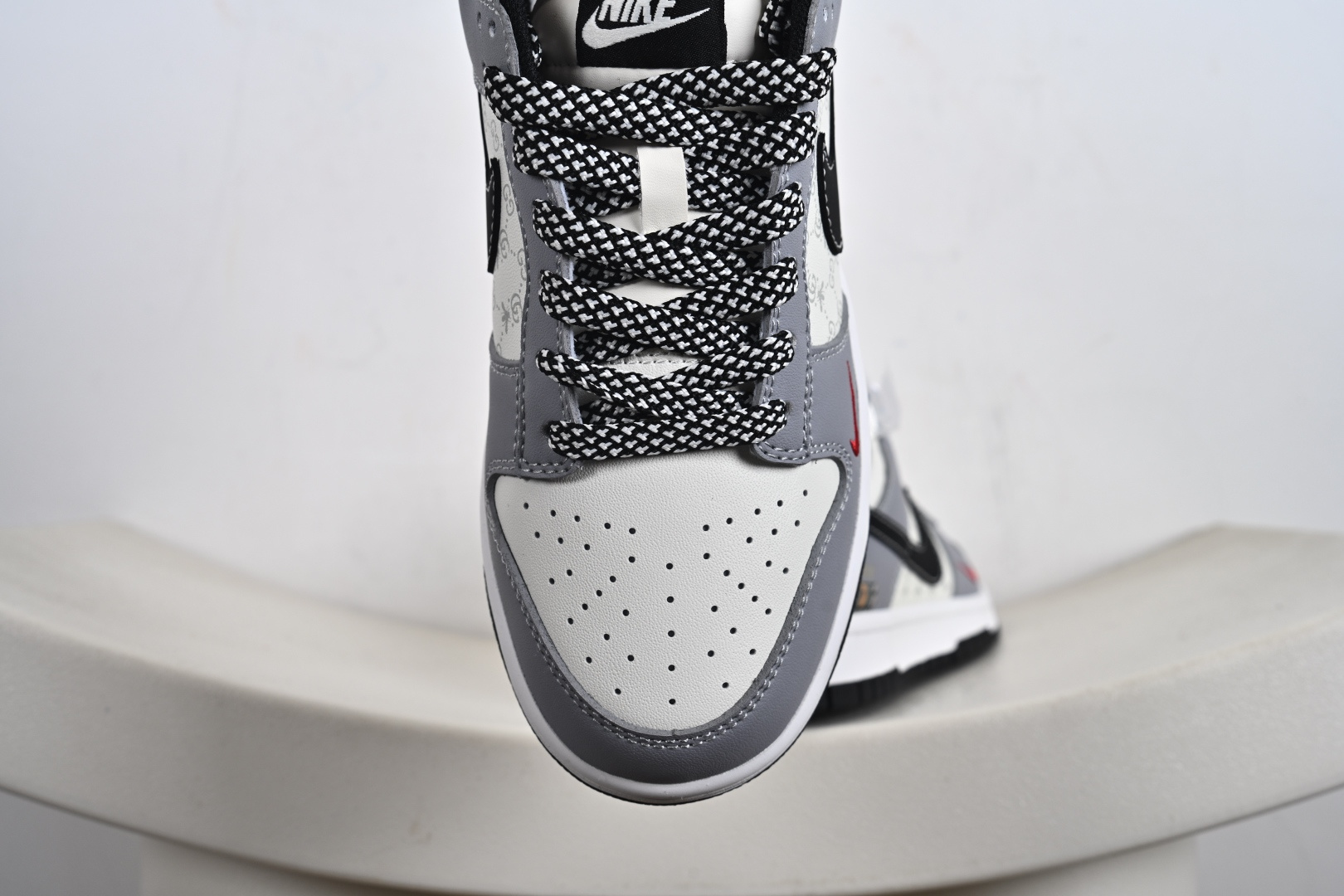 NK SB Dunk Low 古驰联名 浅灰黑勾 周年高端定制 低帮休闲板鞋 CS1688-134