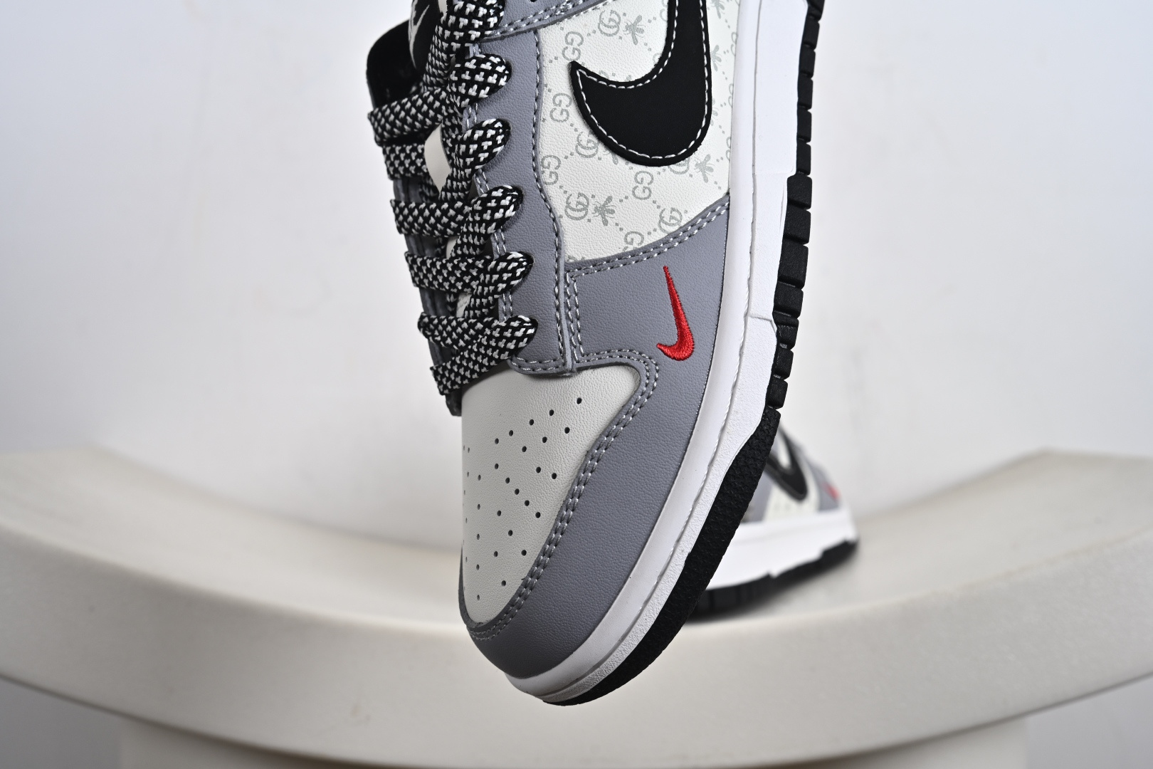 NK SB Dunk Low 古驰联名 浅灰黑勾 周年高端定制 低帮休闲板鞋 CS1688-134