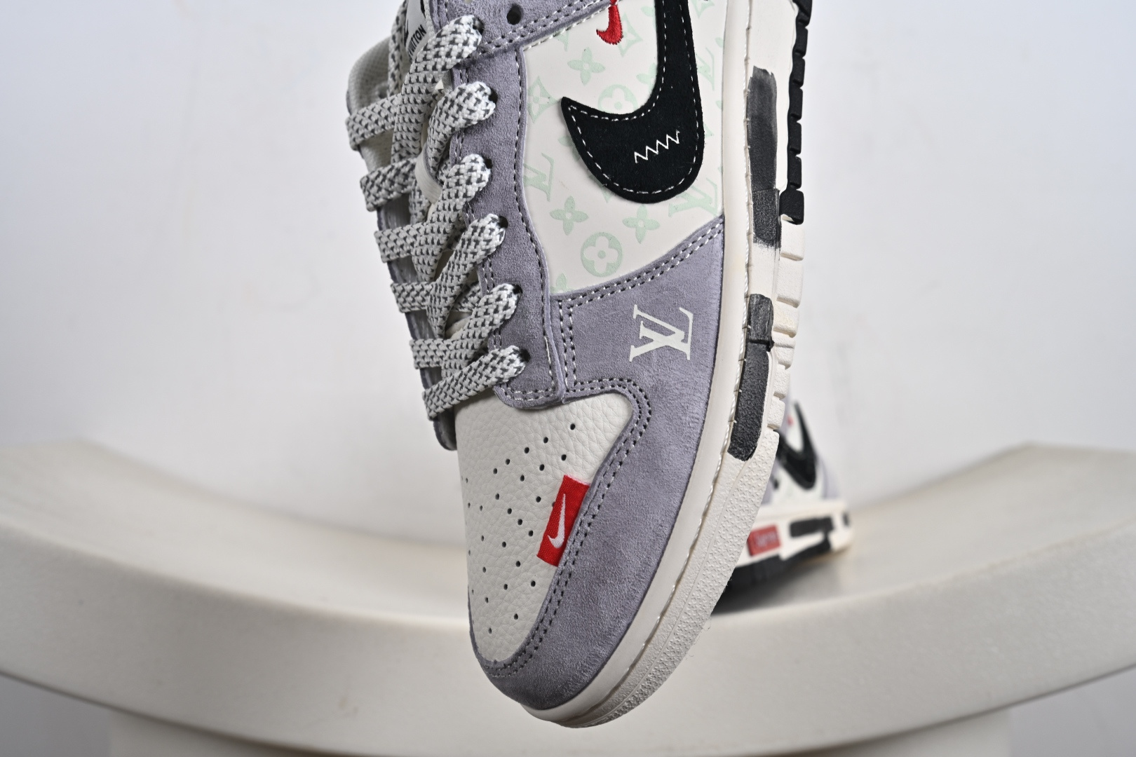 定制版 NK Dunk Low 联名 双拼涂鸦 周年高端定制 低帮休闲板鞋 CX5050-Y18-莆田鞋,莆田鞋货源,高仿鞋,高仿鞋货源,安福档口,莆田高仿鞋,莆田鞋批发,高仿鞋批发,莆田高仿运动鞋,高仿运动鞋,莆田运动鞋 定制版 NK Dunk Low 联名 双拼涂鸦 周年高端定制 低帮休闲板鞋 CX5050-Y18