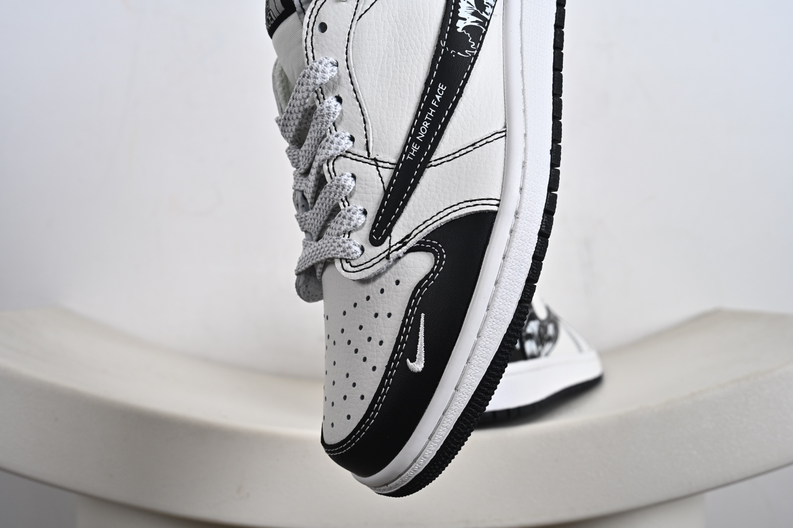 定制版 Travis Scott x Fragment Design x Jordan Air Jordan 1 Low SP “北面联名——黑勾涂鸦” DZ5899-028