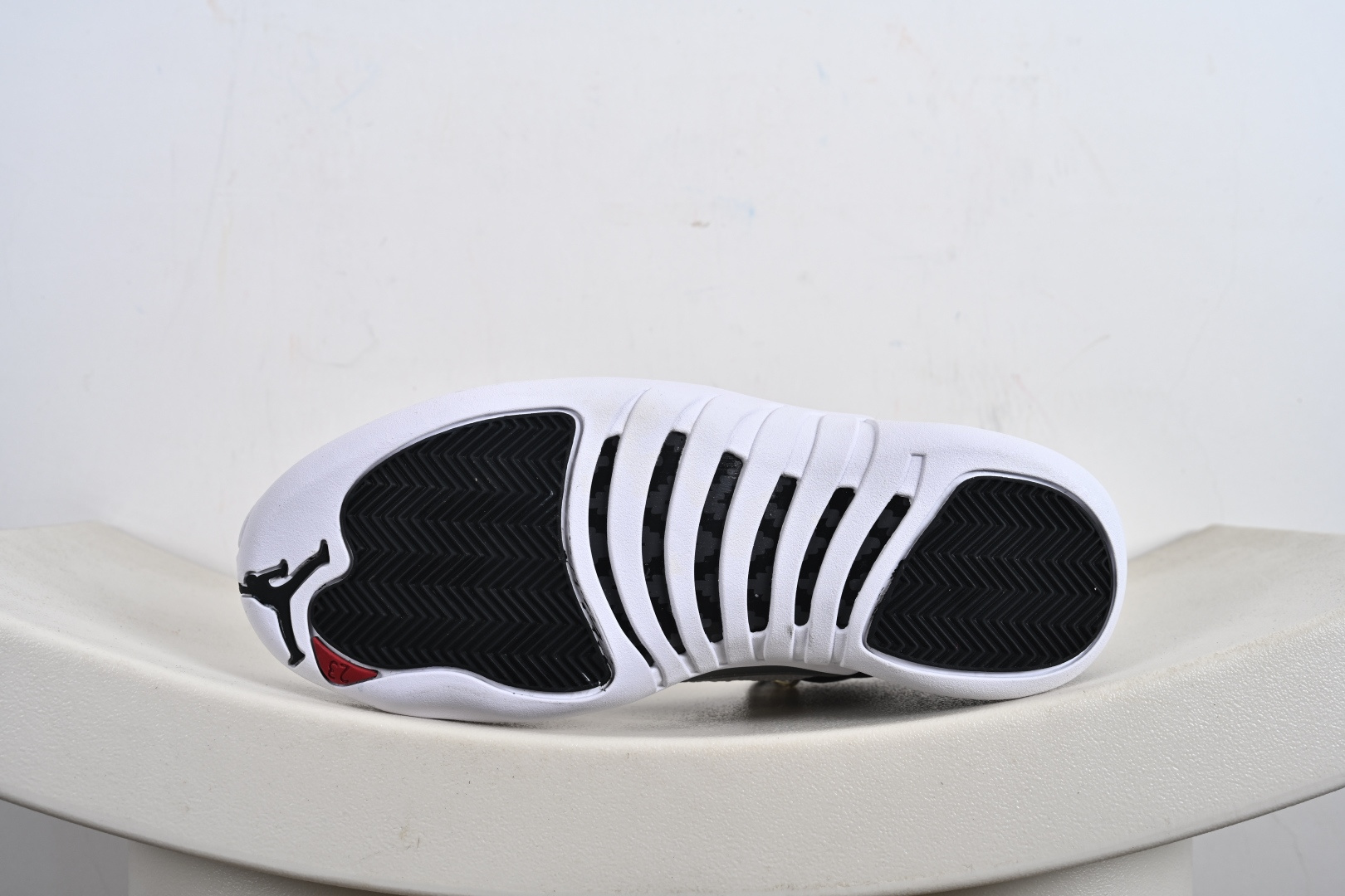 Air Jordan 12 Retro 复刻男子运动鞋重现设计师汀克·哈特菲尔德广受赞誉的 CT8013-006