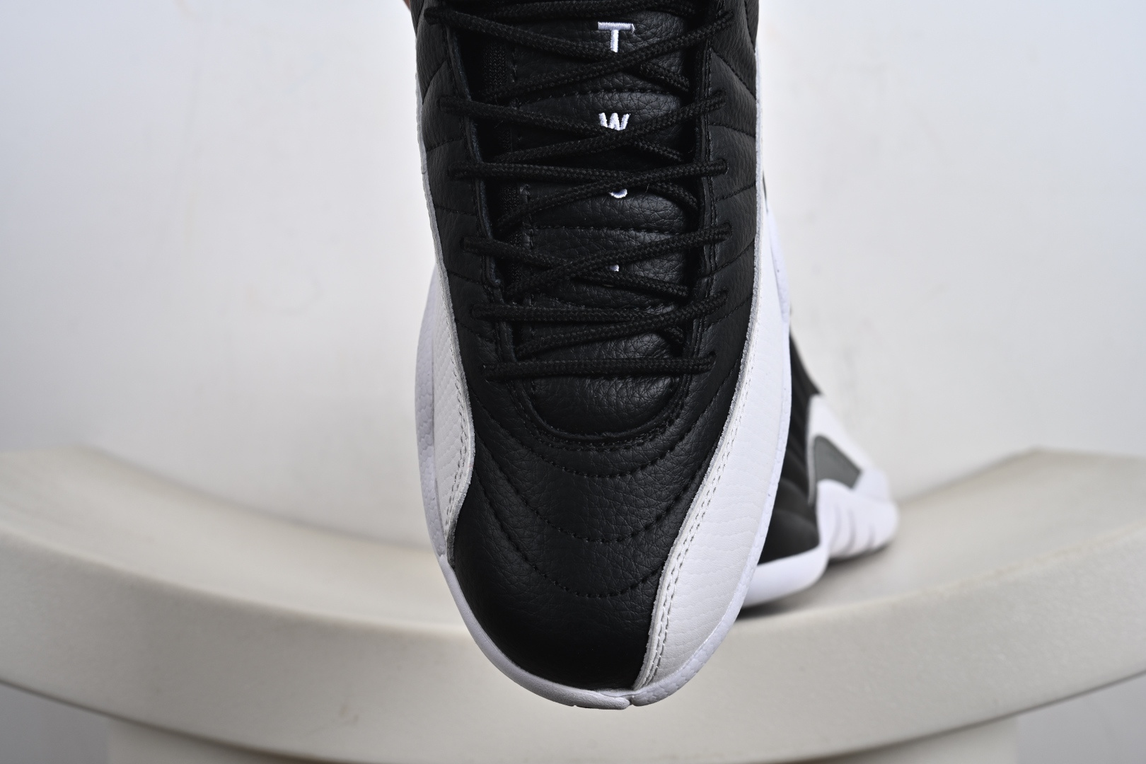 Air Jordan 12 Retro 复刻男子运动鞋重现设计师汀克·哈特菲尔德广受赞誉的 CT8013-006