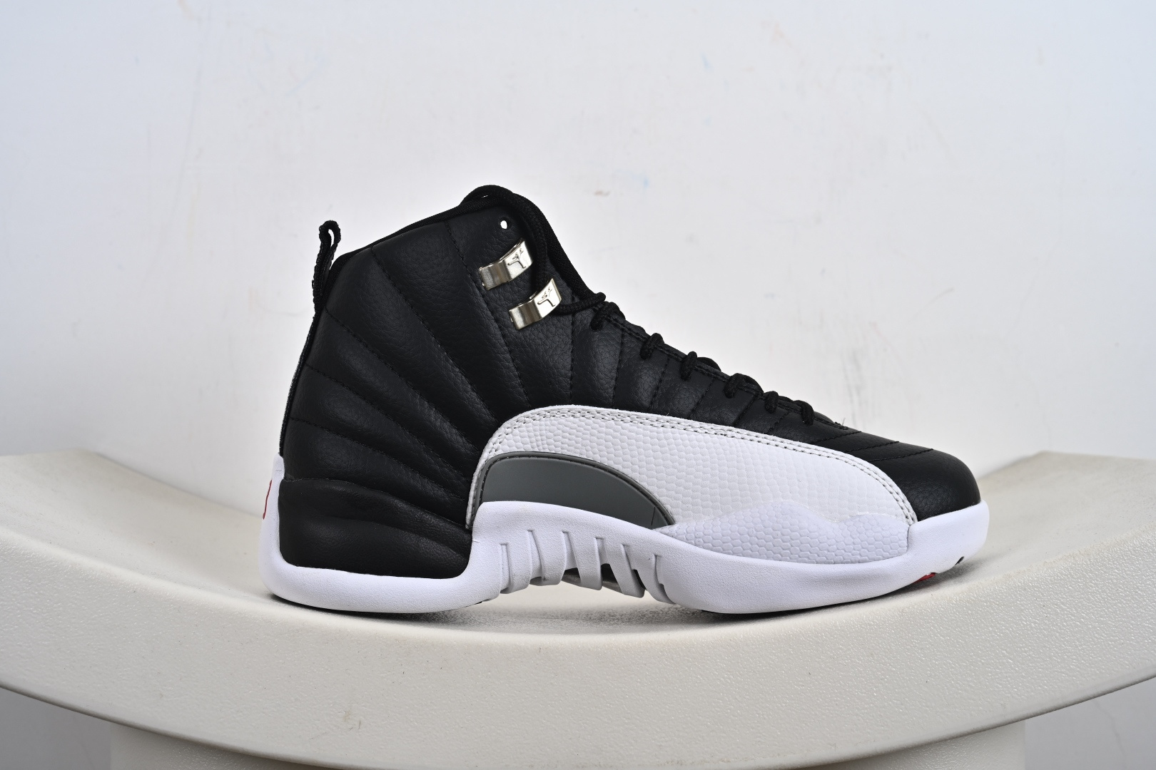 Air Jordan 12 Retro 复刻男子运动鞋重现设计师汀克·哈特菲尔德广受赞誉的 CT8013-006