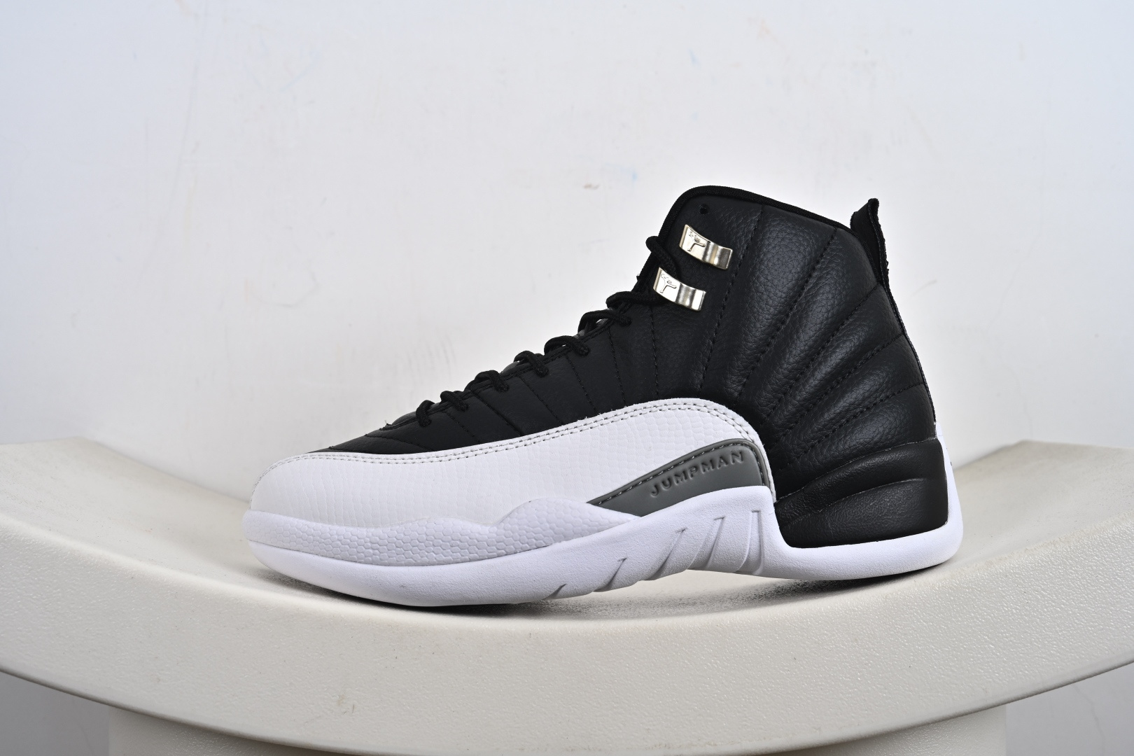 Air Jordan 12 Retro 复刻男子运动鞋重现设计师汀克·哈特菲尔德广受赞誉的 CT8013-006