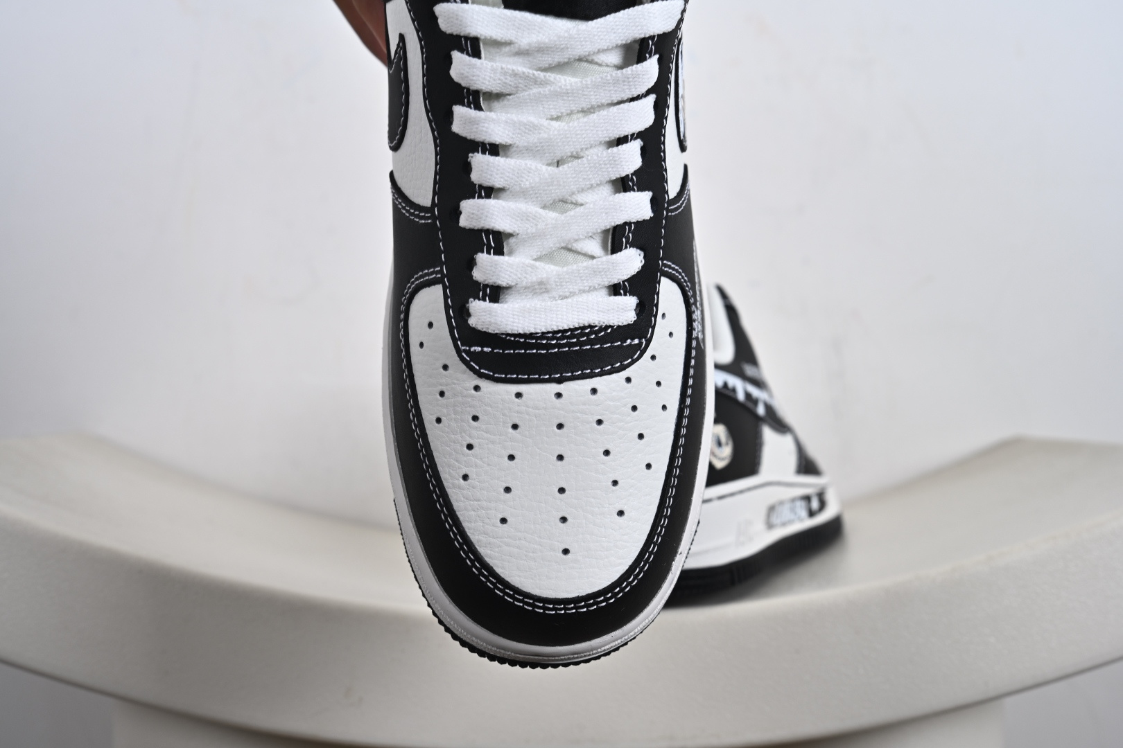 NIke Air Force 1 '07 Low “黑色涂鸦拉布布”空军一号 低帮 运动鞋 休闲鞋 KJ5188-001-莆田鞋,莆田鞋货源,高仿鞋,高仿鞋货源,安福档口,莆田高仿鞋,莆田鞋批发,高仿鞋批发,莆田高仿运动鞋,高仿运动鞋,莆田运动鞋 NIke Air Force 1 '07 Low “黑色涂鸦拉布布”空军一号 低帮 运动鞋 休闲鞋 KJ5188-001