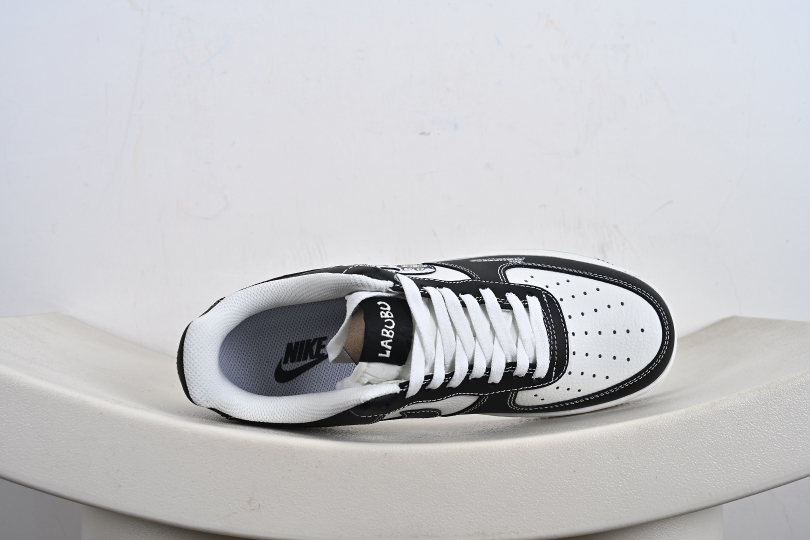 NIke Air Force 1 '07 Low “黑色涂鸦拉布布”空军一号 低帮 运动鞋 休闲鞋 KJ5188-001-莆田鞋,莆田鞋货源,高仿鞋,高仿鞋货源,安福档口,莆田高仿鞋,莆田鞋批发,高仿鞋批发,莆田高仿运动鞋,高仿运动鞋,莆田运动鞋 NIke Air Force 1 '07 Low “黑色涂鸦拉布布”空军一号 低帮 运动鞋 休闲鞋 KJ5188-001