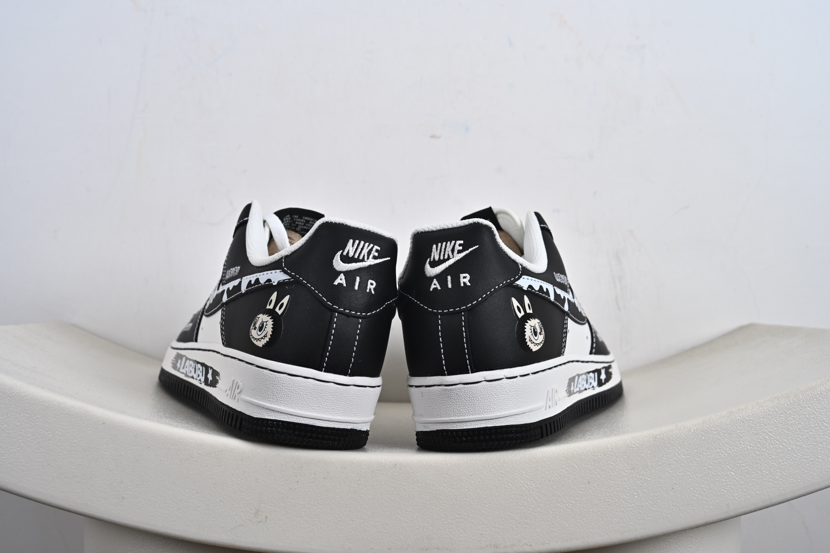 NIke Air Force 1 '07 Low “黑色涂鸦拉布布”空军一号 低帮 运动鞋 休闲鞋 KJ5188-001-莆田鞋,莆田鞋货源,高仿鞋,高仿鞋货源,安福档口,莆田高仿鞋,莆田鞋批发,高仿鞋批发,莆田高仿运动鞋,高仿运动鞋,莆田运动鞋 NIke Air Force 1 '07 Low “黑色涂鸦拉布布”空军一号 低帮 运动鞋 休闲鞋 KJ5188-001