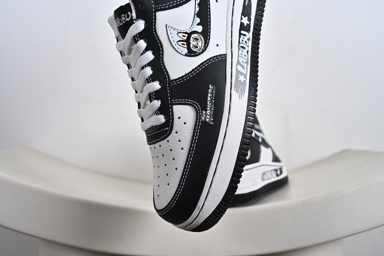 NIke Air Force 1 '07 Low “黑色涂鸦拉布布”空军一号 低帮 运动鞋 休闲鞋 KJ5188-001-莆田鞋,莆田鞋货源,高仿鞋,高仿鞋货源,安福档口,莆田高仿鞋,莆田鞋批发,高仿鞋批发,莆田高仿运动鞋,高仿运动鞋,莆田运动鞋 NIke Air Force 1 '07 Low “黑色涂鸦拉布布”空军一号 低帮 运动鞋 休闲鞋 KJ5188-001