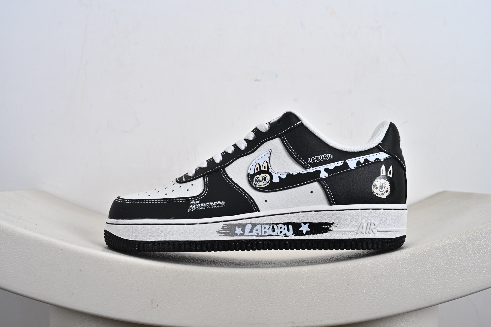 NIke Air Force 1 '07 Low “黑色涂鸦拉布布”空军一号 低帮 运动鞋 休闲鞋 KJ5188-001-莆田鞋,莆田鞋货源,高仿鞋,高仿鞋货源,安福档口,莆田高仿鞋,莆田鞋批发,高仿鞋批发,莆田高仿运动鞋,高仿运动鞋,莆田运动鞋 NIke Air Force 1 '07 Low “黑色涂鸦拉布布”空军一号 低帮 运动鞋 休闲鞋 KJ5188-001