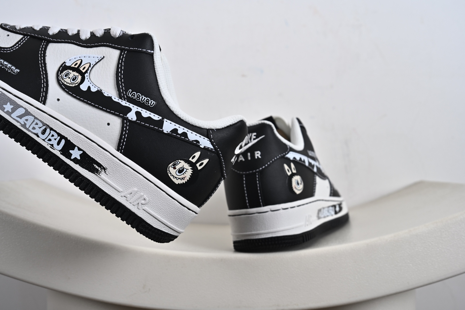 NIke Air Force 1 '07 Low “黑色涂鸦拉布布”空军一号 低帮 运动鞋 休闲鞋 KJ5188-001-莆田鞋,莆田鞋货源,高仿鞋,高仿鞋货源,安福档口,莆田高仿鞋,莆田鞋批发,高仿鞋批发,莆田高仿运动鞋,高仿运动鞋,莆田运动鞋 NIke Air Force 1 '07 Low “黑色涂鸦拉布布”空军一号 低帮 运动鞋 休闲鞋 KJ5188-001