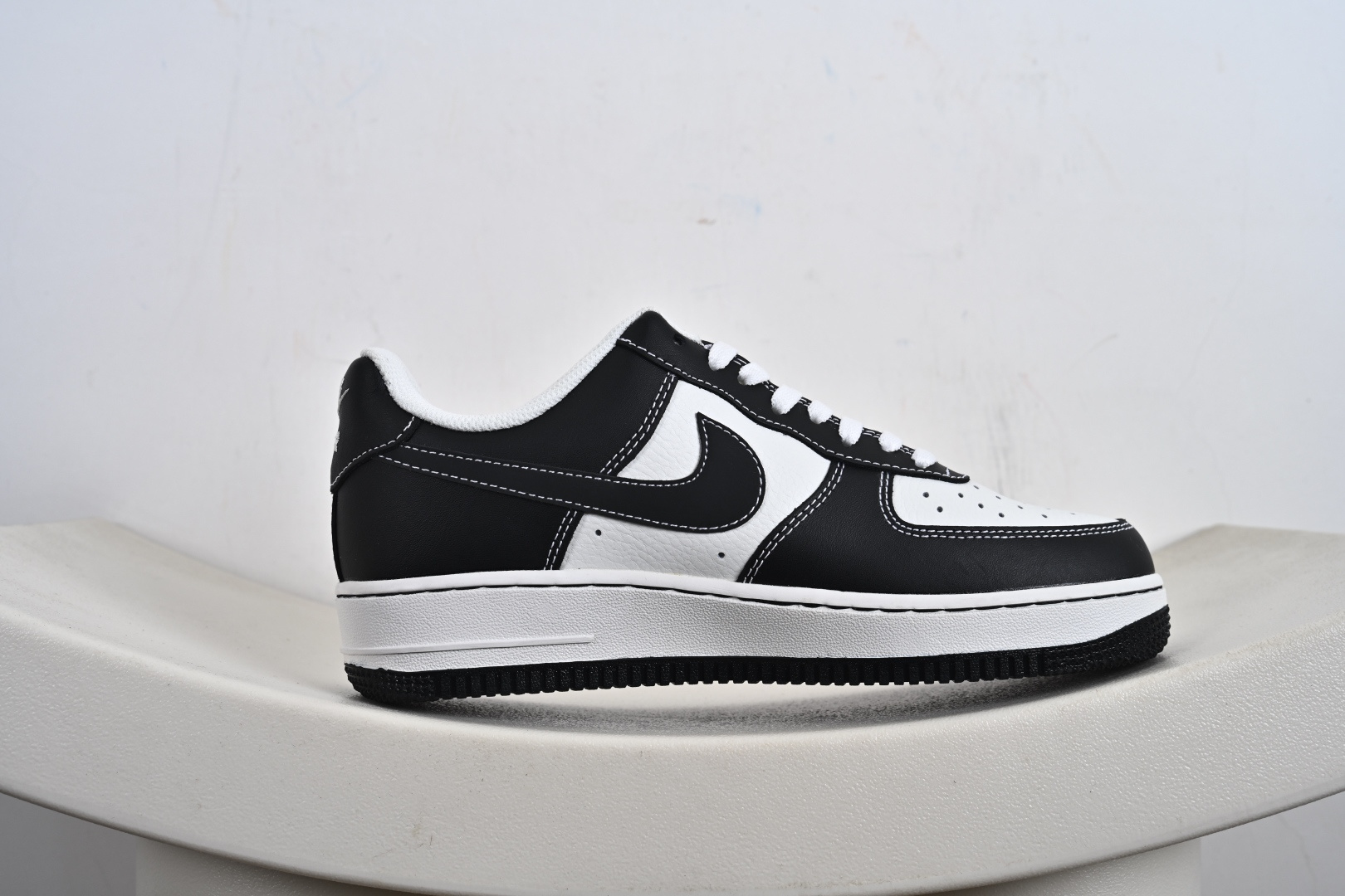 NIke Air Force 1 '07 Low “黑色涂鸦拉布布”空军一号 低帮 运动鞋 休闲鞋 KJ5188-001-莆田鞋,莆田鞋货源,高仿鞋,高仿鞋货源,安福档口,莆田高仿鞋,莆田鞋批发,高仿鞋批发,莆田高仿运动鞋,高仿运动鞋,莆田运动鞋 NIke Air Force 1 '07 Low “黑色涂鸦拉布布”空军一号 低帮 运动鞋 休闲鞋 KJ5188-001
