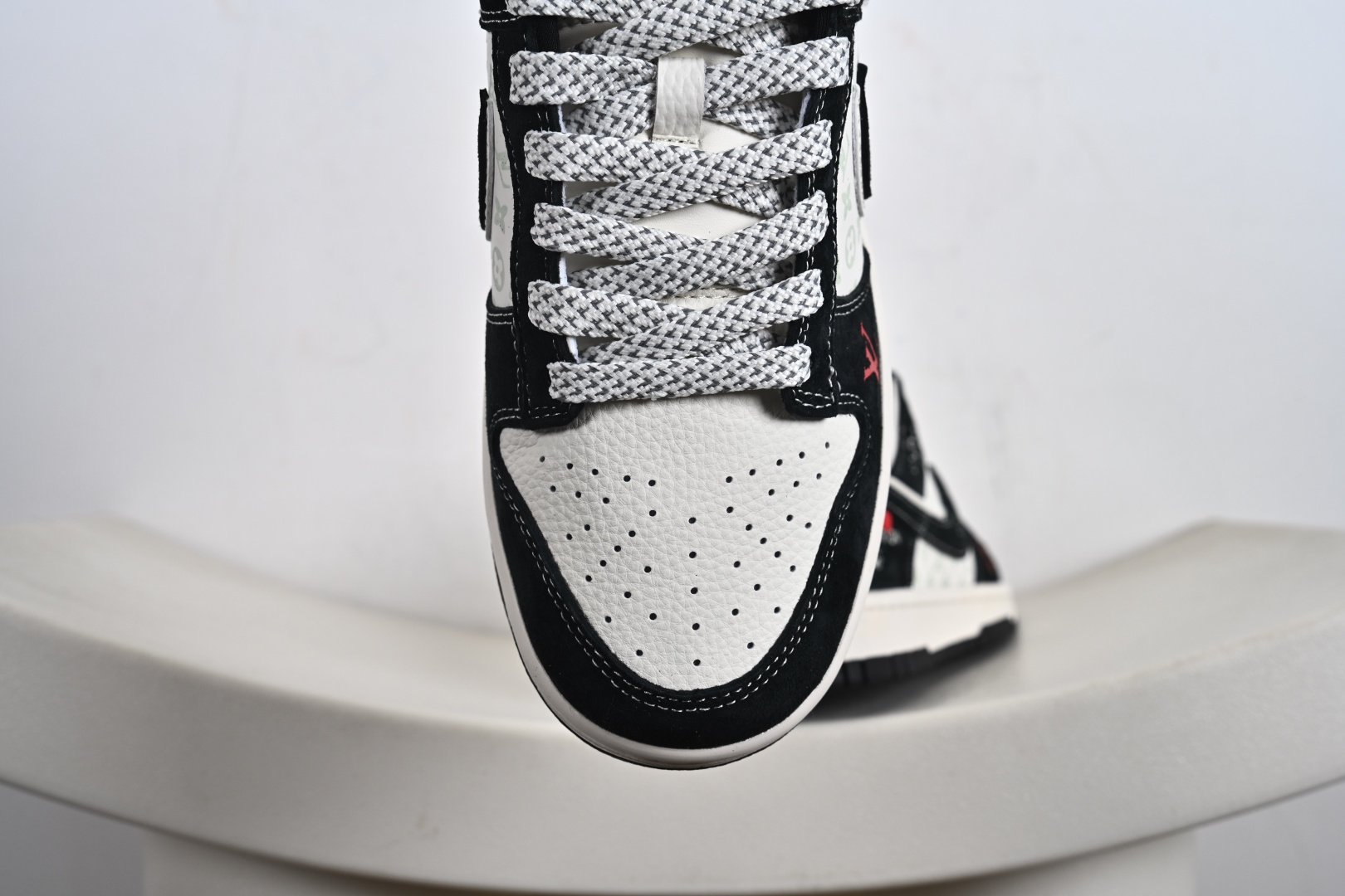 Nike SB Dunk Low LV联名 双拼涂鸦 周年高端定制 低帮休闲板鞋 CX5050-Y22-莆田鞋,莆田鞋货源,高仿鞋,高仿鞋货源,安福档口,莆田高仿鞋,莆田鞋批发,高仿鞋批发,莆田高仿运动鞋,高仿运动鞋,莆田运动鞋 Nike SB Dunk Low LV联名 双拼涂鸦 周年高端定制 低帮休闲板鞋 CX5050-Y22