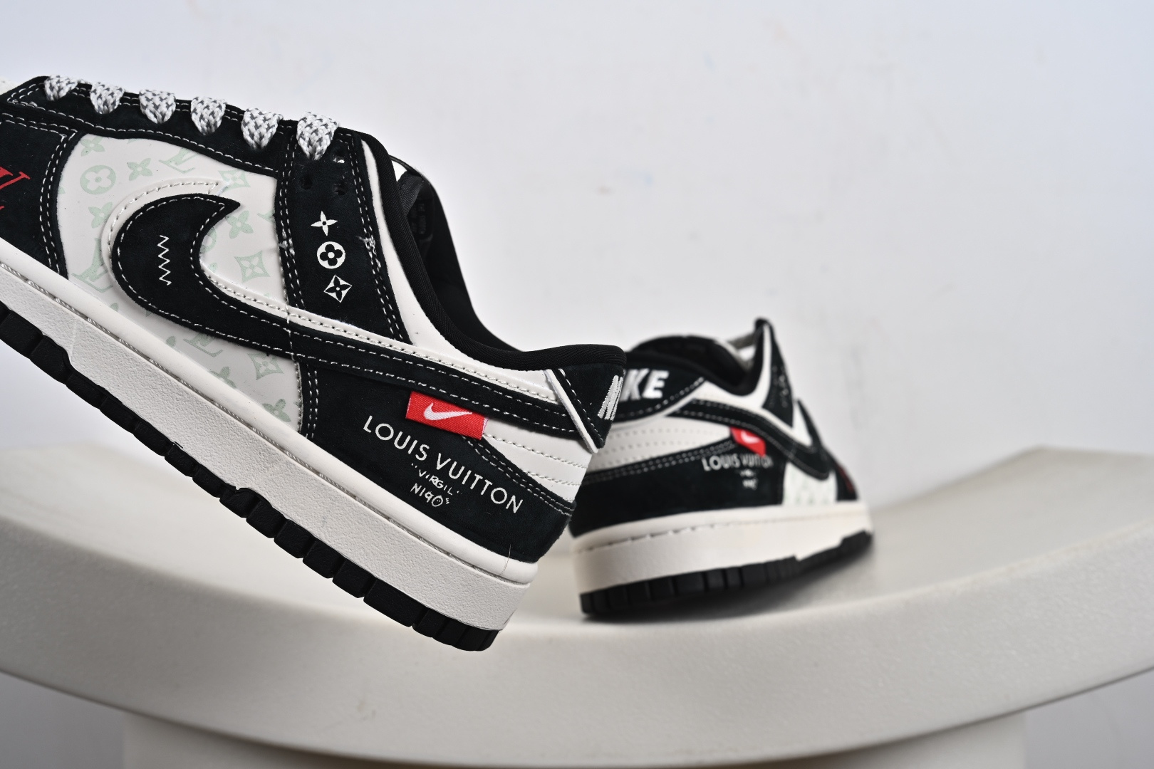 Nike SB Dunk Low LV联名 双拼涂鸦 周年高端定制 低帮休闲板鞋 CX5050-Y22-莆田鞋,莆田鞋货源,高仿鞋,高仿鞋货源,安福档口,莆田高仿鞋,莆田鞋批发,高仿鞋批发,莆田高仿运动鞋,高仿运动鞋,莆田运动鞋 Nike SB Dunk Low LV联名 双拼涂鸦 周年高端定制 低帮休闲板鞋 CX5050-Y22