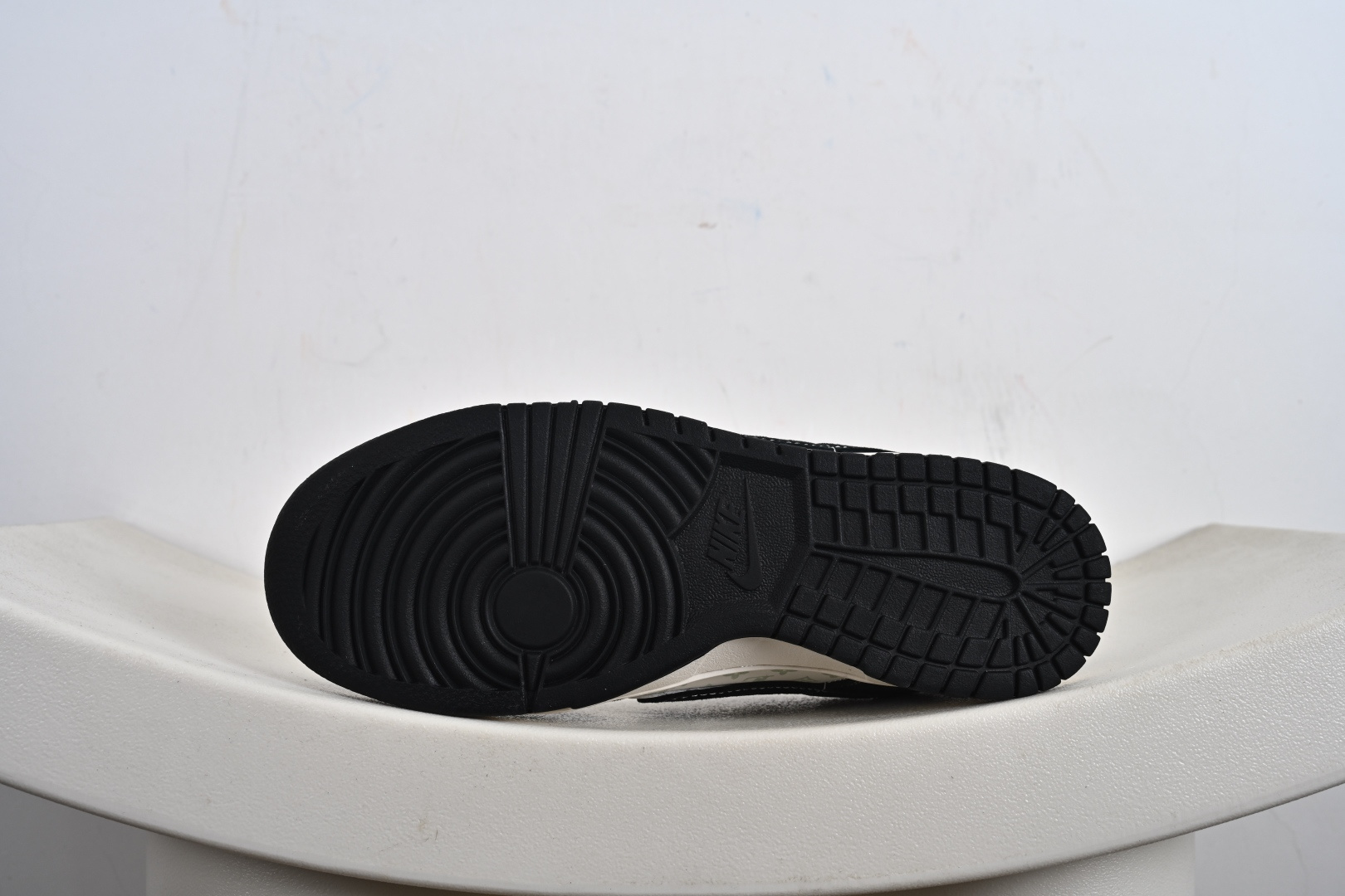 Nike SB Dunk Low LV联名 双拼涂鸦 周年高端定制 低帮休闲板鞋 CX5050-Y22-莆田鞋,莆田鞋货源,高仿鞋,高仿鞋货源,安福档口,莆田高仿鞋,莆田鞋批发,高仿鞋批发,莆田高仿运动鞋,高仿运动鞋,莆田运动鞋 Nike SB Dunk Low LV联名 双拼涂鸦 周年高端定制 低帮休闲板鞋 CX5050-Y22