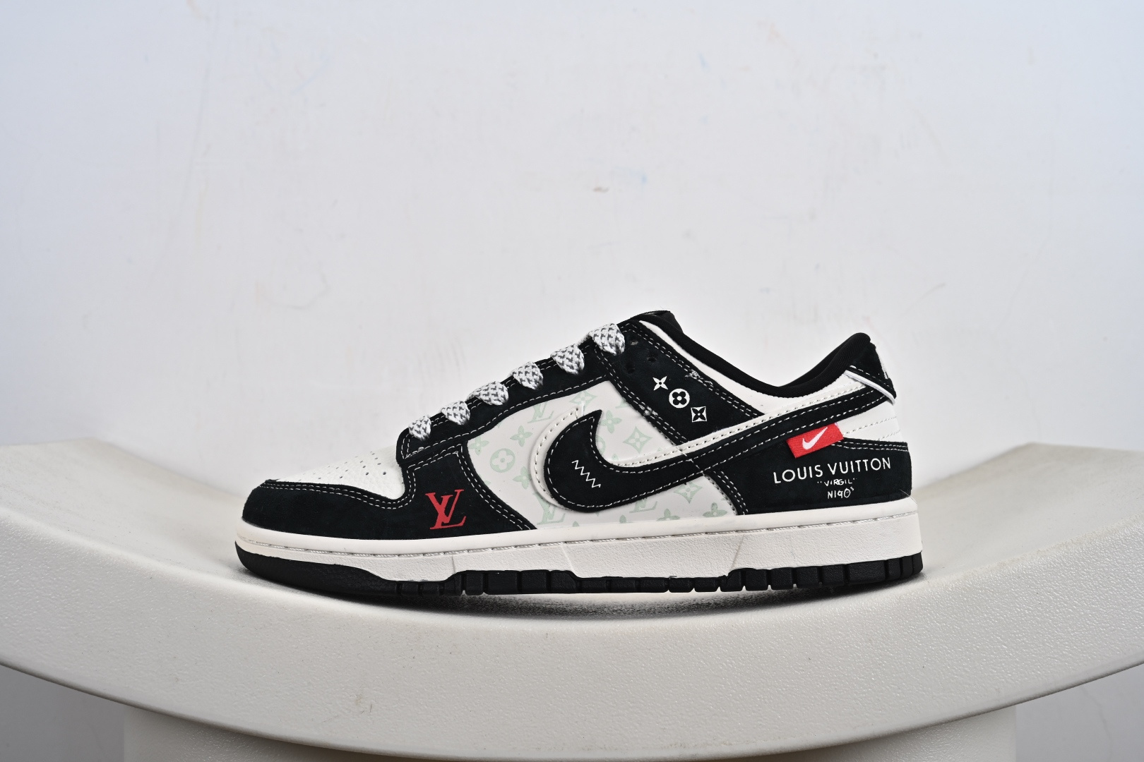 Nike SB Dunk Low LV联名 双拼涂鸦 周年高端定制 低帮休闲板鞋 CX5050-Y22-莆田鞋,莆田鞋货源,高仿鞋,高仿鞋货源,安福档口,莆田高仿鞋,莆田鞋批发,高仿鞋批发,莆田高仿运动鞋,高仿运动鞋,莆田运动鞋 Nike SB Dunk Low LV联名 双拼涂鸦 周年高端定制 低帮休闲板鞋 CX5050-Y22