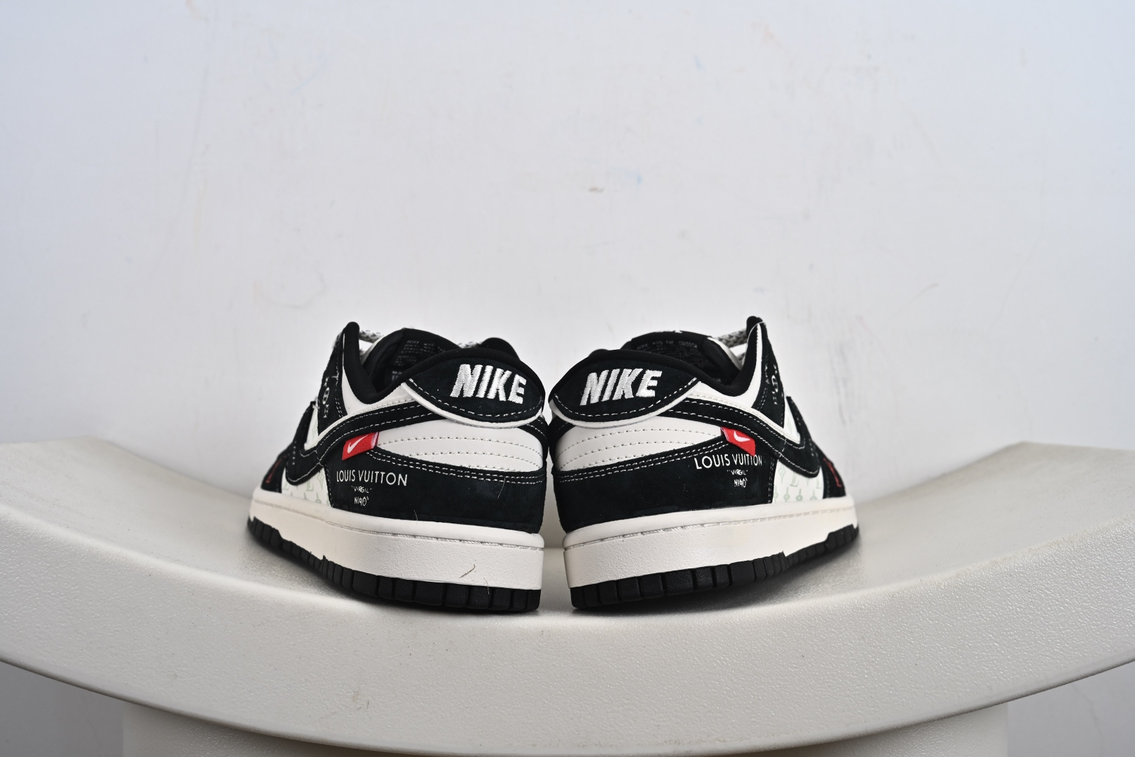 Nike SB Dunk Low LV联名 双拼涂鸦 周年高端定制 低帮休闲板鞋 CX5050-Y22-莆田鞋,莆田鞋货源,高仿鞋,高仿鞋货源,安福档口,莆田高仿鞋,莆田鞋批发,高仿鞋批发,莆田高仿运动鞋,高仿运动鞋,莆田运动鞋 Nike SB Dunk Low LV联名 双拼涂鸦 周年高端定制 低帮休闲板鞋 CX5050-Y22