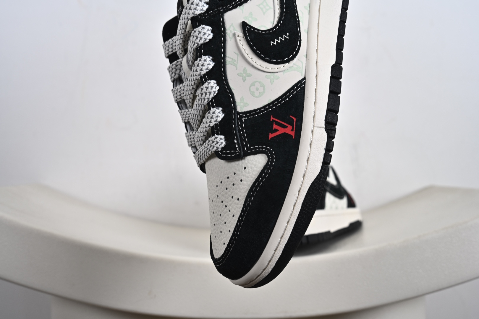 Nike SB Dunk Low LV联名 双拼涂鸦 周年高端定制 低帮休闲板鞋 CX5050-Y22-莆田鞋,莆田鞋货源,高仿鞋,高仿鞋货源,安福档口,莆田高仿鞋,莆田鞋批发,高仿鞋批发,莆田高仿运动鞋,高仿运动鞋,莆田运动鞋 Nike SB Dunk Low LV联名 双拼涂鸦 周年高端定制 低帮休闲板鞋 CX5050-Y22