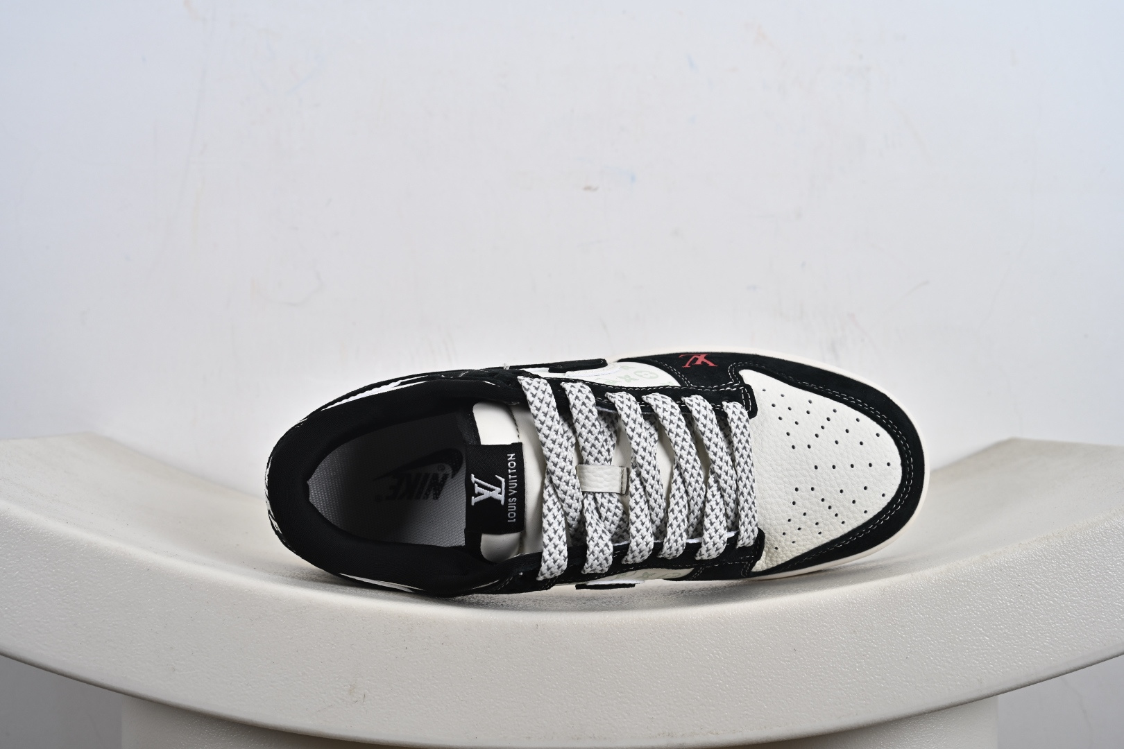 Nike SB Dunk Low LV联名 双拼涂鸦 周年高端定制 低帮休闲板鞋 CX5050-Y22-莆田鞋,莆田鞋货源,高仿鞋,高仿鞋货源,安福档口,莆田高仿鞋,莆田鞋批发,高仿鞋批发,莆田高仿运动鞋,高仿运动鞋,莆田运动鞋 Nike SB Dunk Low LV联名 双拼涂鸦 周年高端定制 低帮休闲板鞋 CX5050-Y22