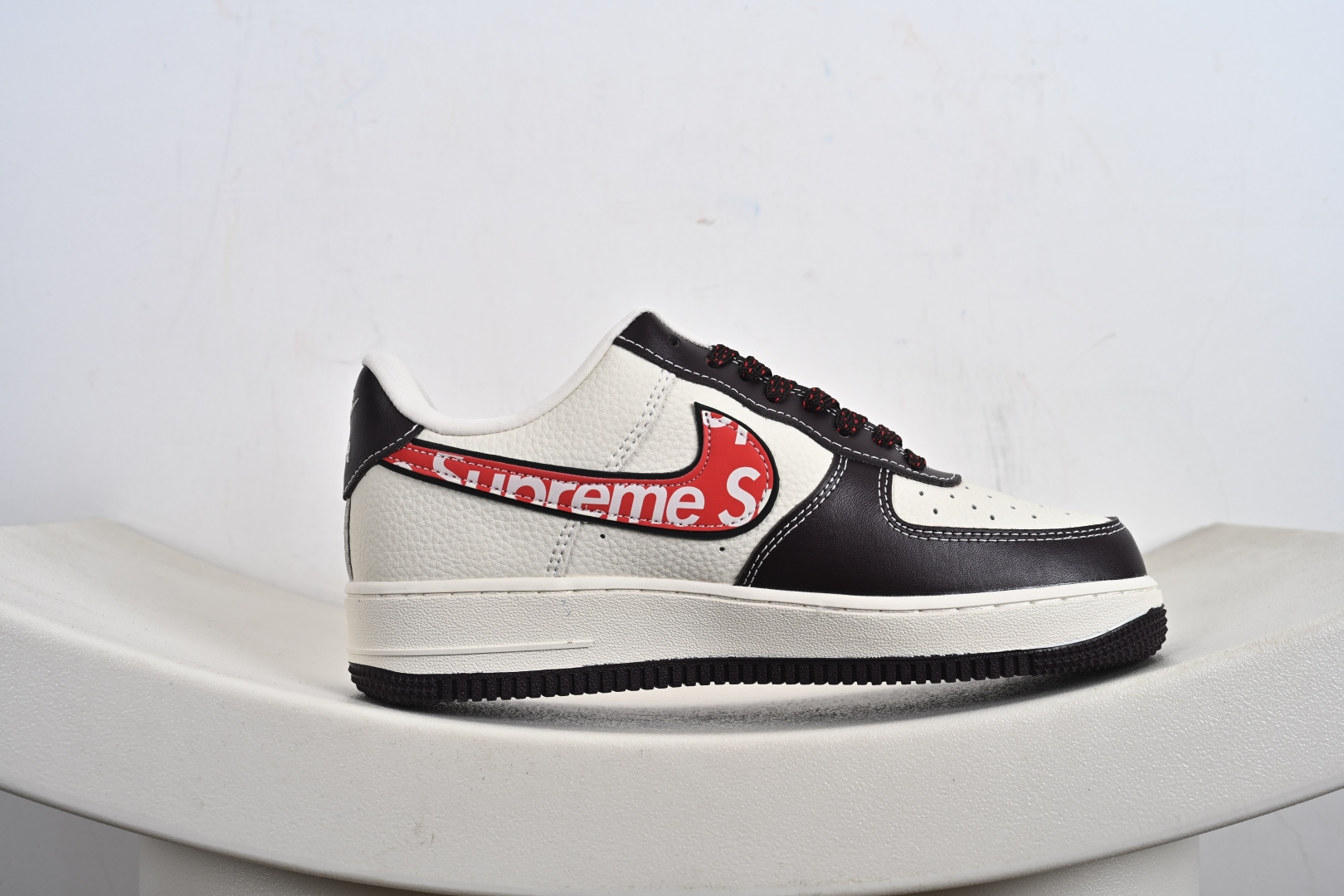 Nike Air Force 1 '07 Low “Supreme联名——字母红勾”空军一号 高端定制 低帮 运动鞋 KJ1688-019-莆田鞋,莆田鞋货源,高仿鞋,高仿鞋货源,安福档口,莆田高仿鞋,莆田鞋批发,高仿鞋批发,莆田高仿运动鞋,高仿运动鞋,莆田运动鞋 Nike Air Force 1 '07 Low “Supreme联名——字母红勾”空军一号 高端定制 低帮 运动鞋 KJ1688-019