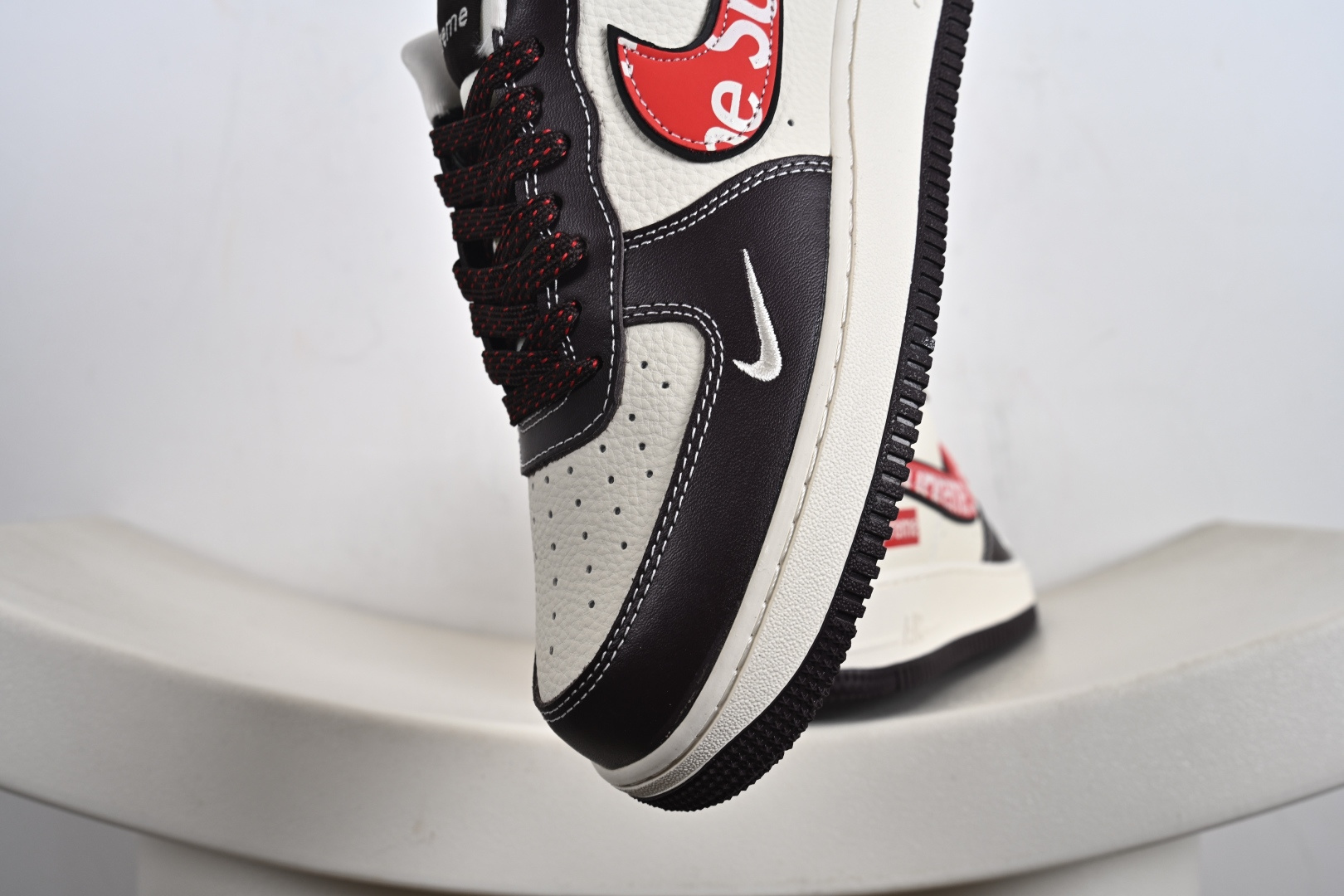 Nike Air Force 1 '07 Low “Supreme联名——字母红勾”空军一号 高端定制 低帮 运动鞋 KJ1688-019-莆田鞋,莆田鞋货源,高仿鞋,高仿鞋货源,安福档口,莆田高仿鞋,莆田鞋批发,高仿鞋批发,莆田高仿运动鞋,高仿运动鞋,莆田运动鞋 Nike Air Force 1 '07 Low “Supreme联名——字母红勾”空军一号 高端定制 低帮 运动鞋 KJ1688-019