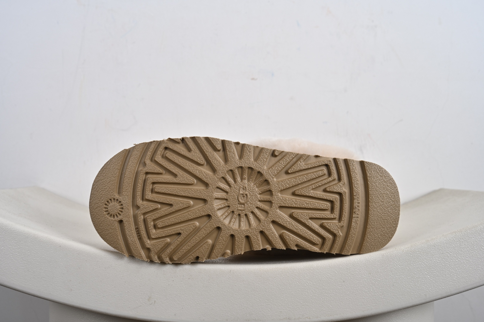 180 官方经典款 羊皮毛一体雪地靴-Chinese UA Cheap High Quatity Brand Clothes Bags handbags Sneakers wholesale wholesaler seller from China Factory suppliers Fashion Clothing Shoes best Quality Beautiful Price 180 官方经典款 羊皮毛一体雪地靴