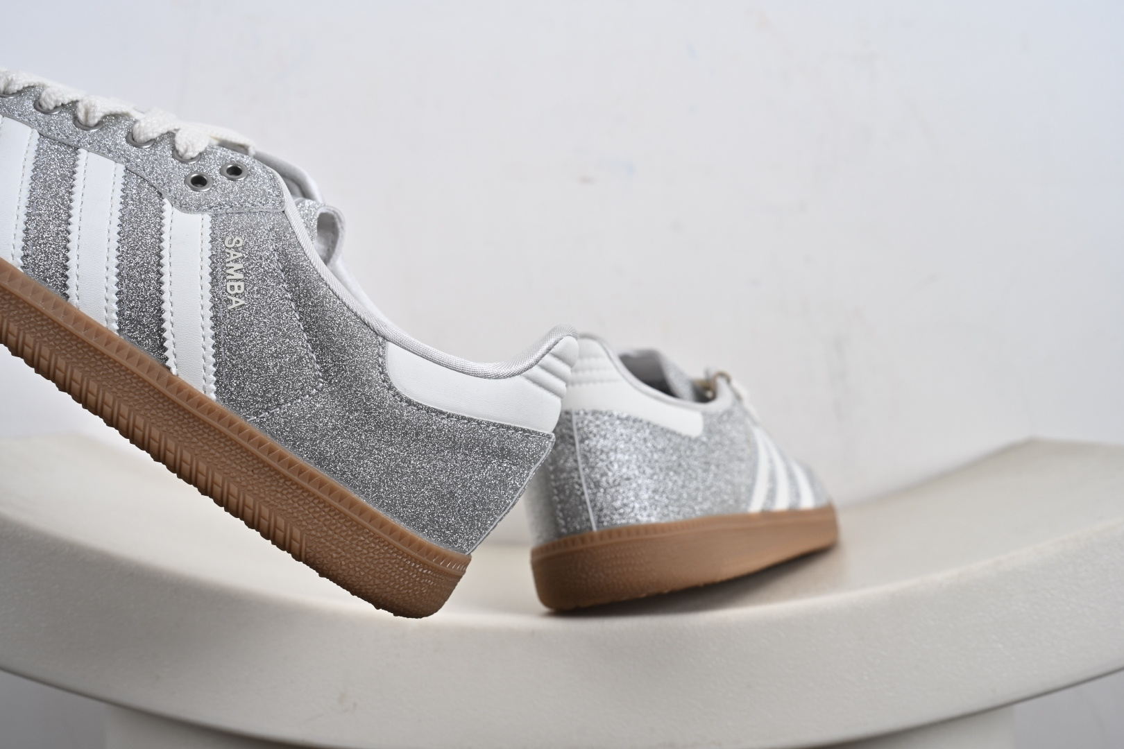 纳帕软皮版 Original Gazelle Trainers 瞪羚室内鞋系列低帮复古百搭休闲运动德训风板鞋 KI6264 纳帕软皮版 Original Gazelle Trainers 瞪羚室内鞋系列低帮复古百搭休闲运动德训风板鞋 KI6264