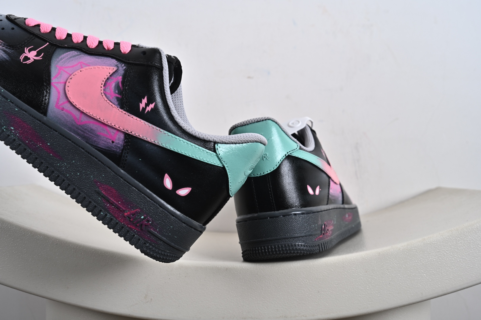 手绘涂鸦“粉电蛛影”Nike Air Force 1 “Pink electric spider shadow”空军一号定制板鞋 YD2425-011