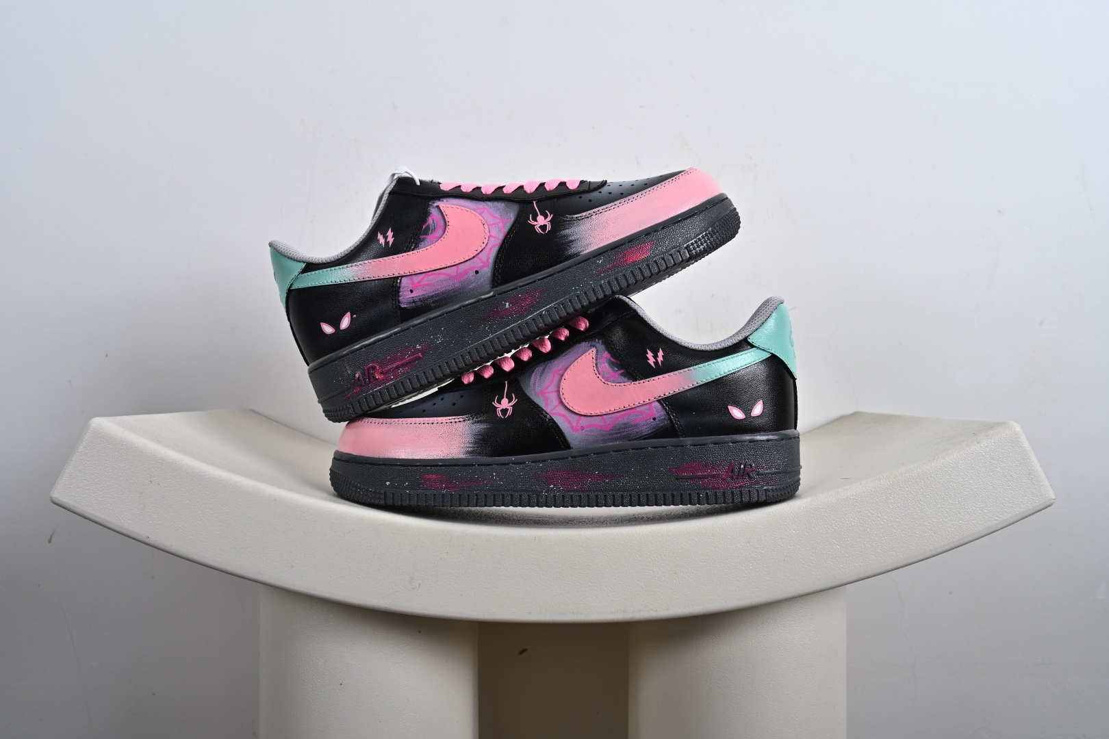 手绘涂鸦“粉电蛛影”Nike Air Force 1 “Pink electric spider shadow”空军一号定制板鞋 YD2425-011