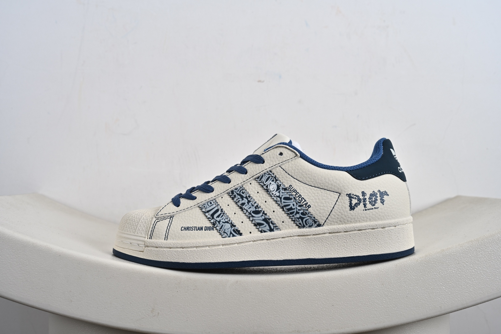 高端定制adidas Super “Dior联名- 米白蓝迪奥印花”经典贝壳头造型 搭配米白与藏蓝的清爽配色 DS5808