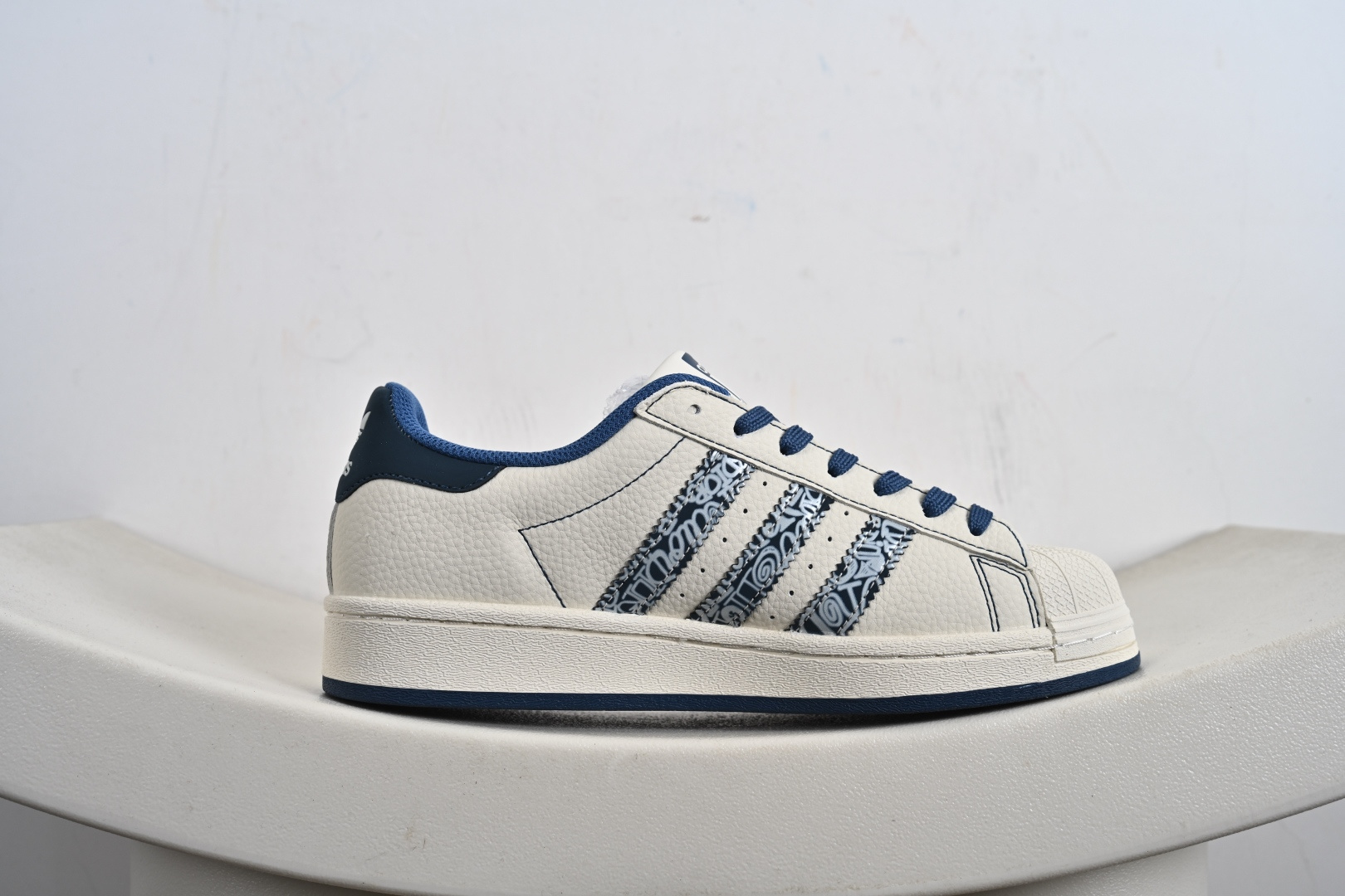 高端定制adidas Super “Dior联名- 米白蓝迪奥印花”经典贝壳头造型 搭配米白与藏蓝的清爽配色 DS5808