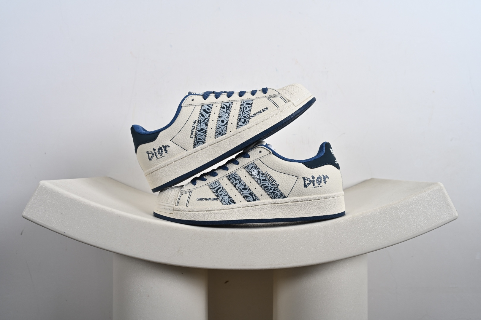 高端定制adidas Super “Dior联名- 米白蓝迪奥印花”经典贝壳头造型 搭配米白与藏蓝的清爽配色 DS5808