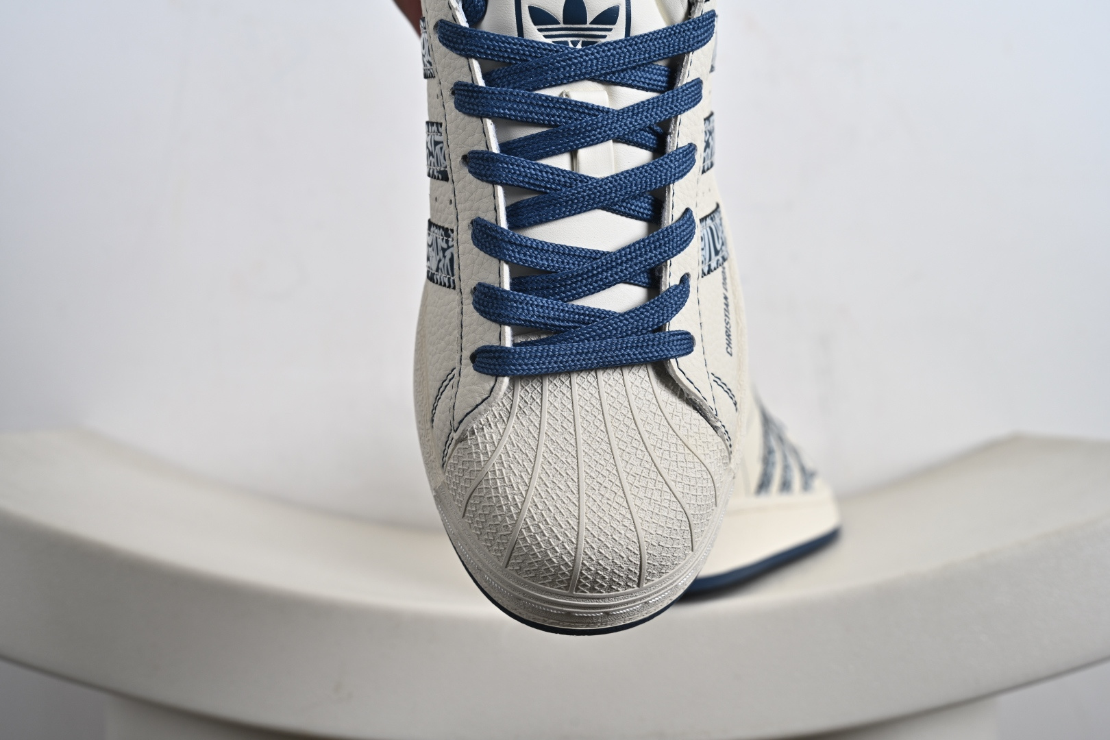 高端定制adidas Super “Dior联名- 米白蓝迪奥印花”经典贝壳头造型 搭配米白与藏蓝的清爽配色 DS5808